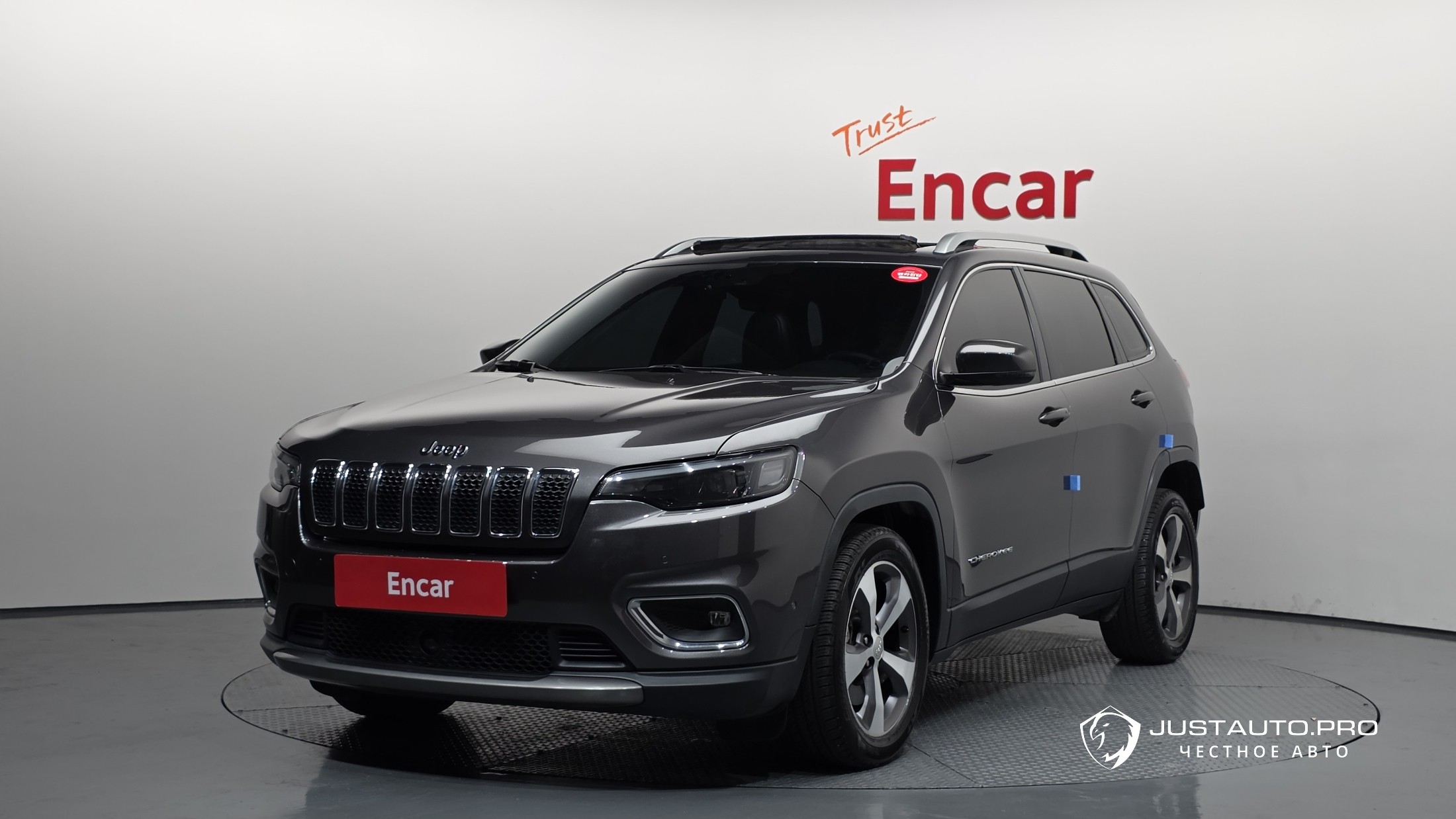 Автомобиль Jeep Cherokee