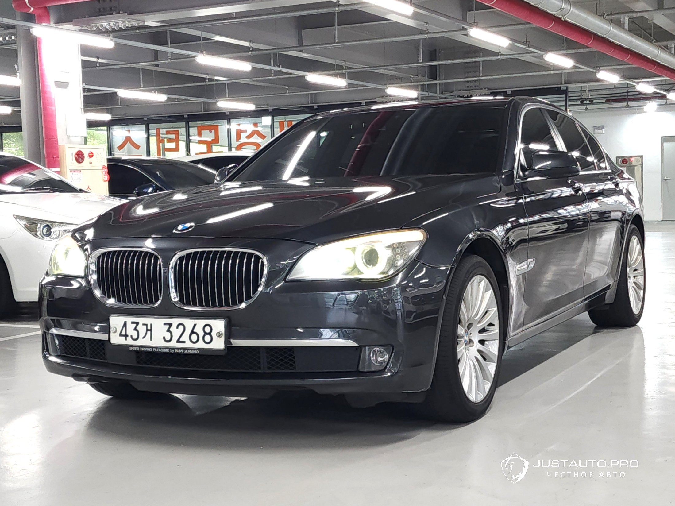 Автомобиль BMW 7-Series