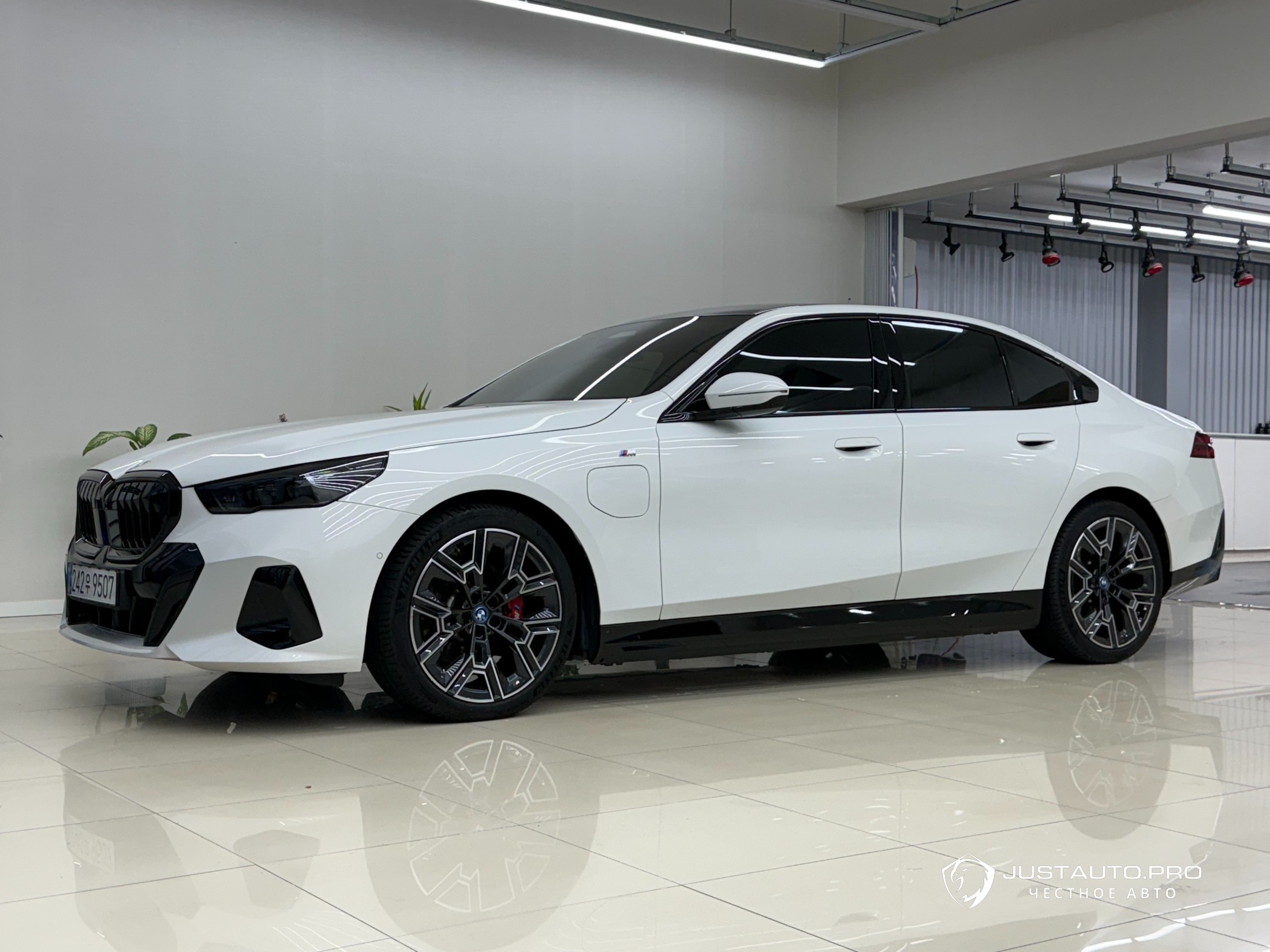 Автомобиль BMW 5-Series