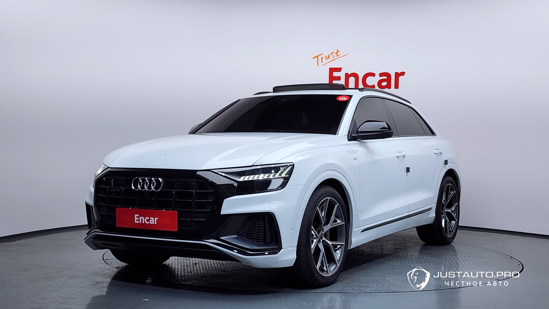 Автомобиль Audi Q8