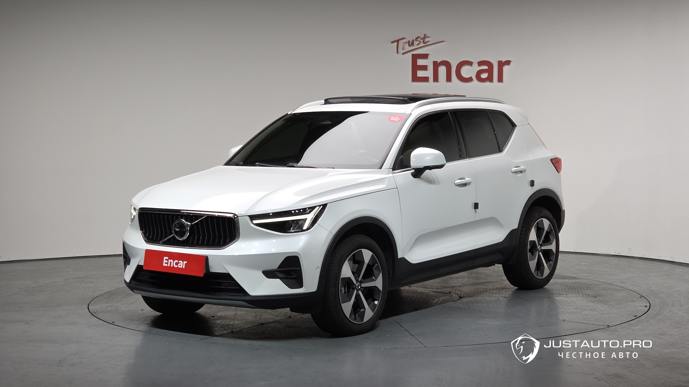 Автомобиль Volvo XC40