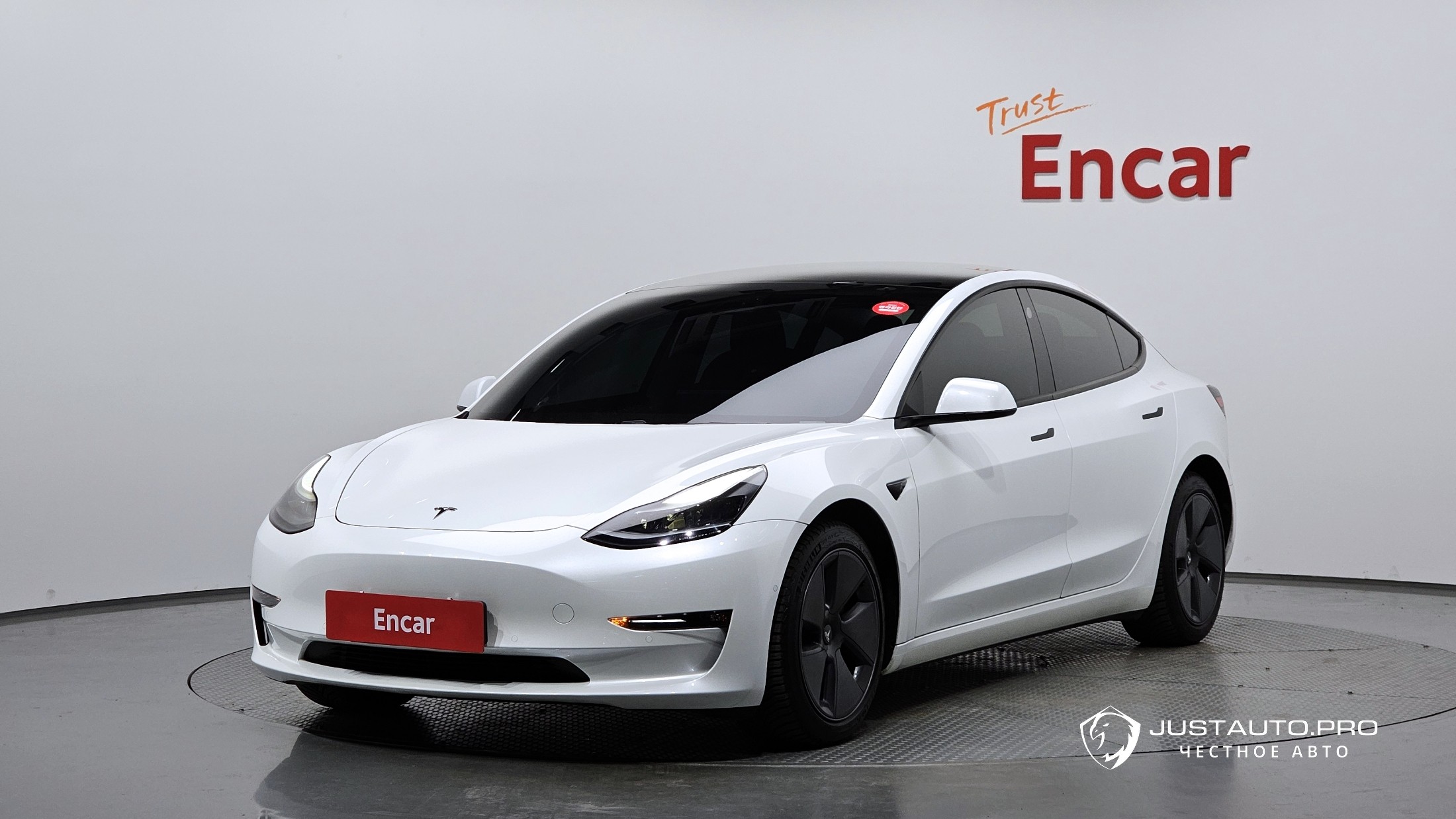 Автомобиль Tesla Model 3