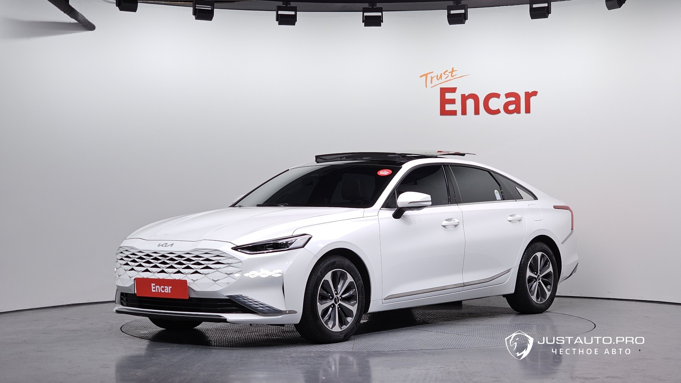 Автомобиль Kia K8