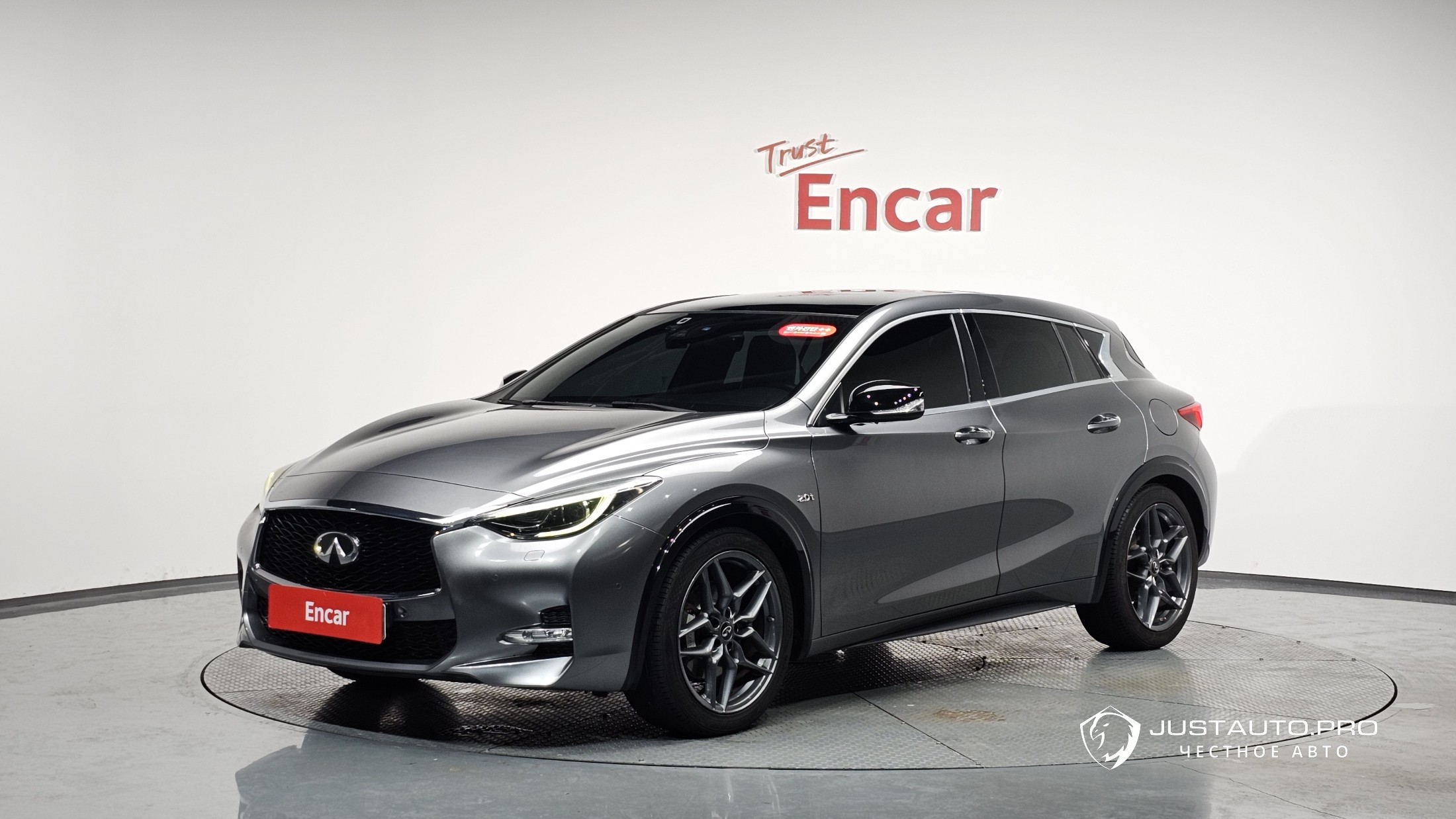 Автомобиль Infiniti Q30