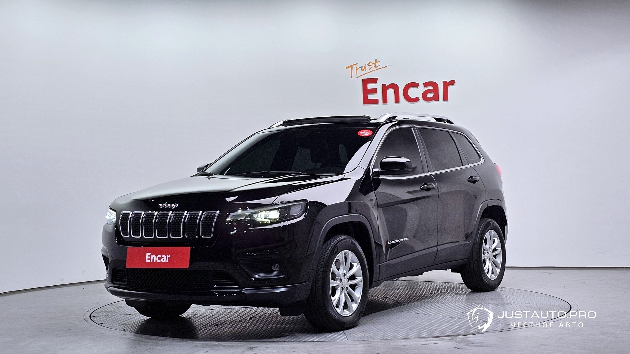 Автомобиль Jeep Cherokee