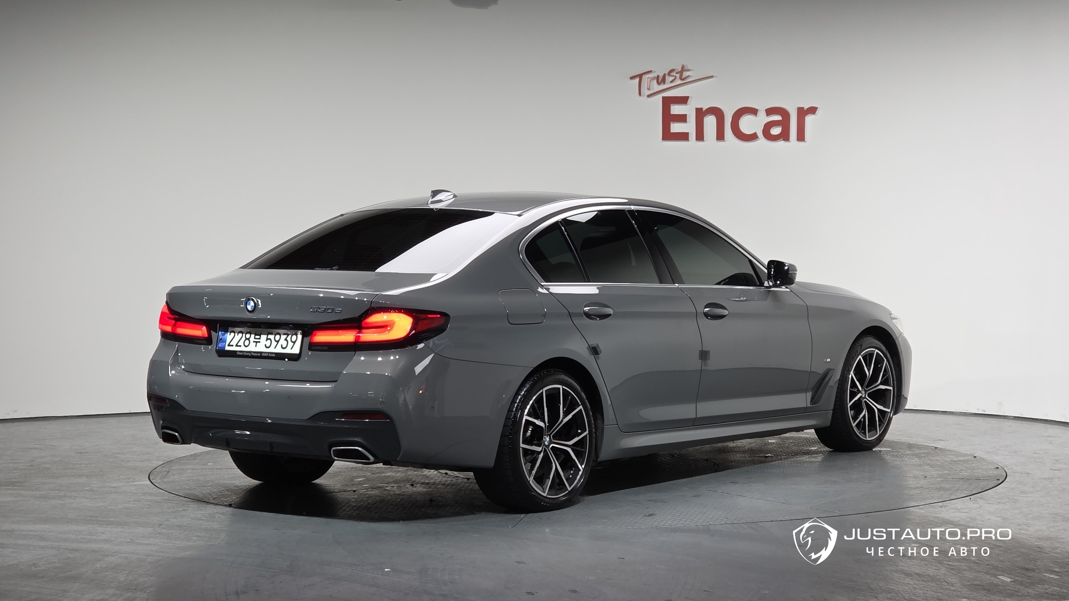 Автомобиль BMW 5-Series