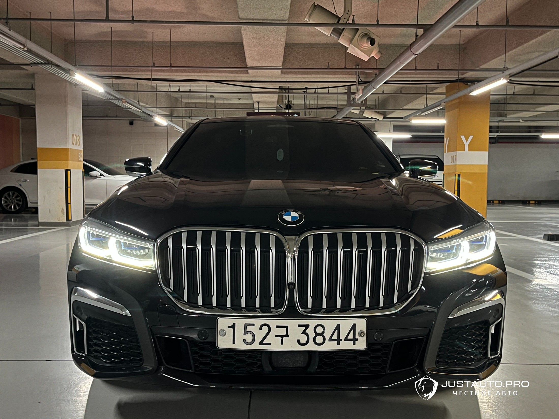 Автомобиль BMW 7-Series