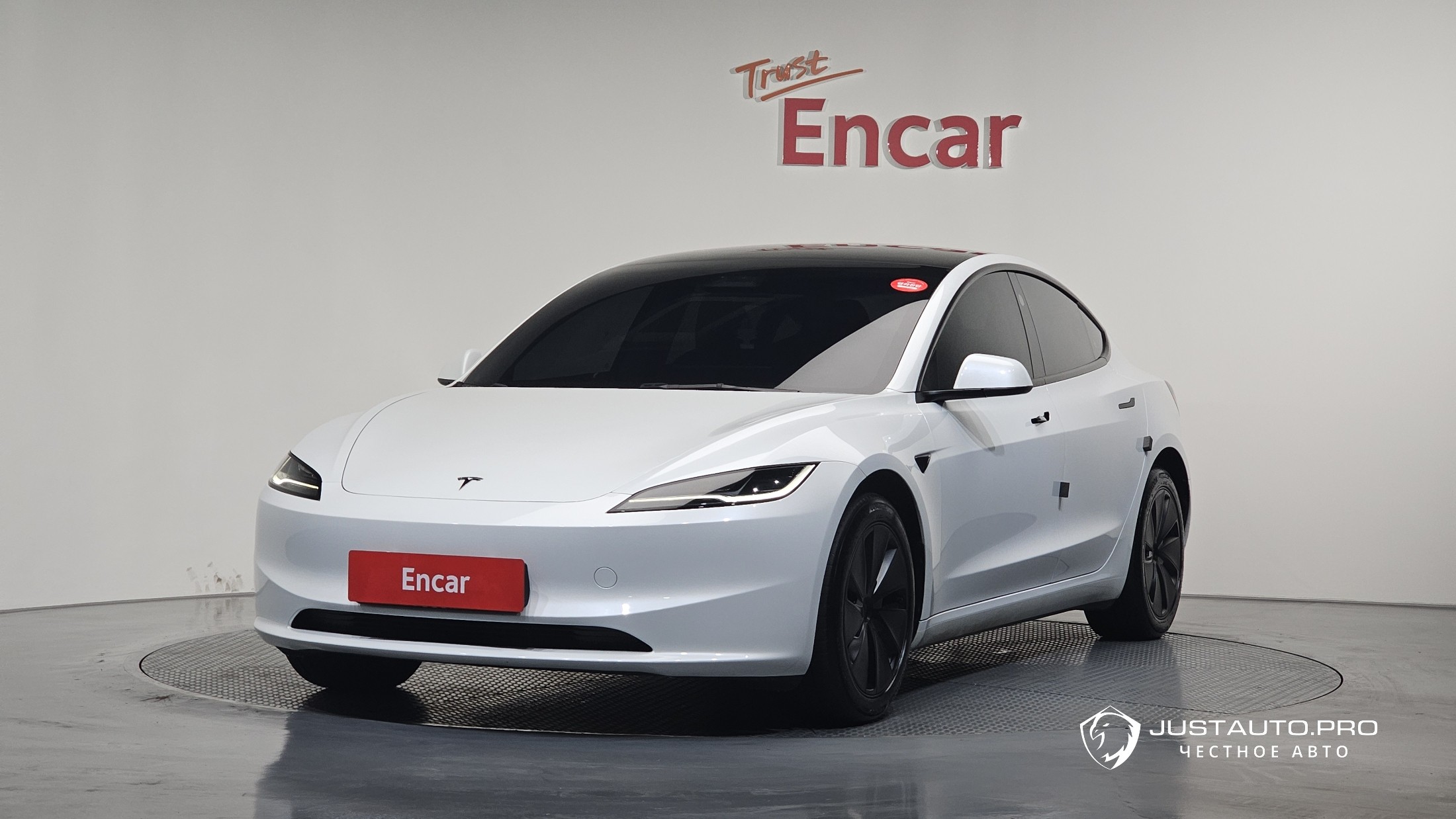 Автомобиль Tesla Model 3