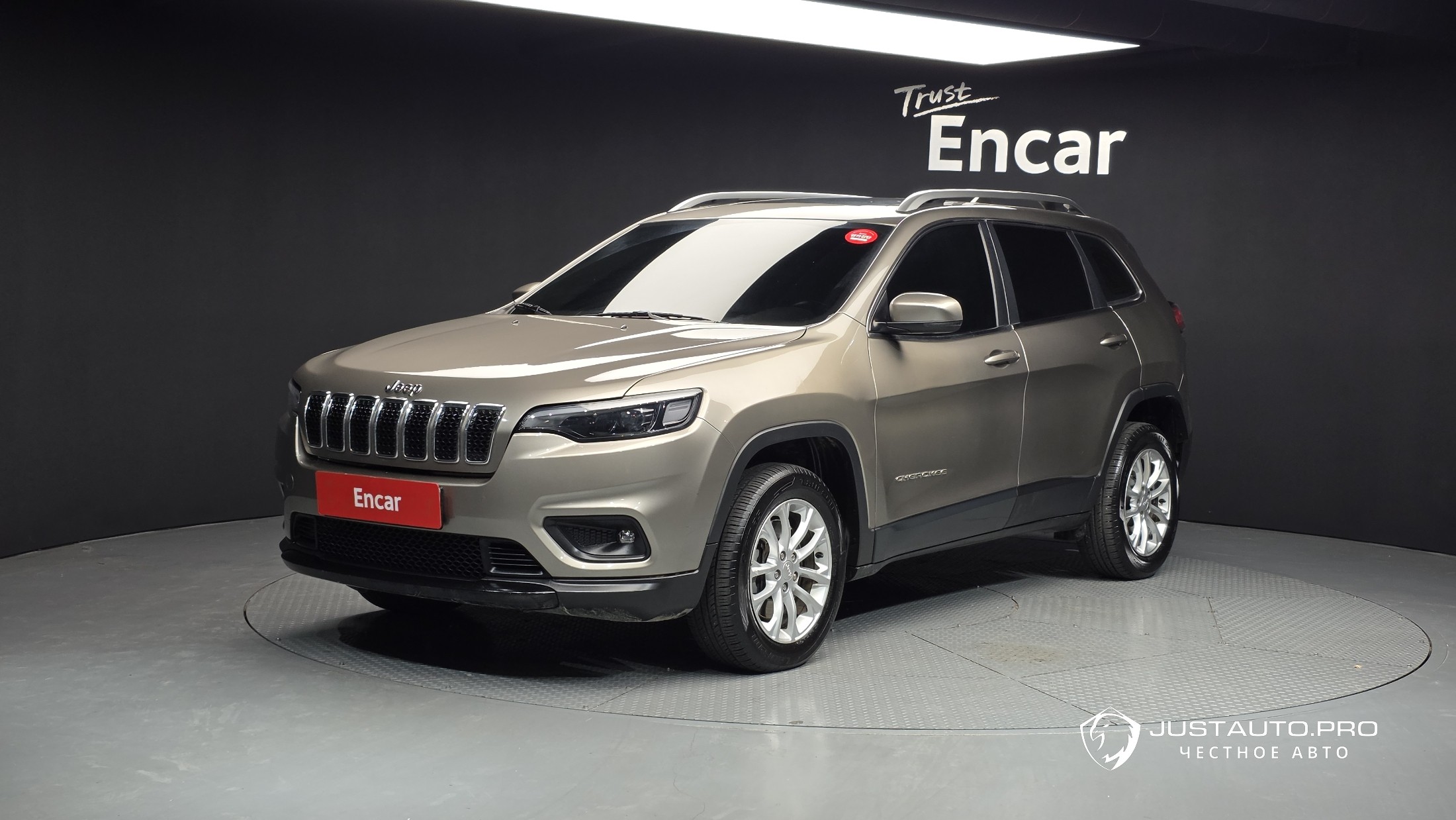 Автомобиль Jeep Cherokee