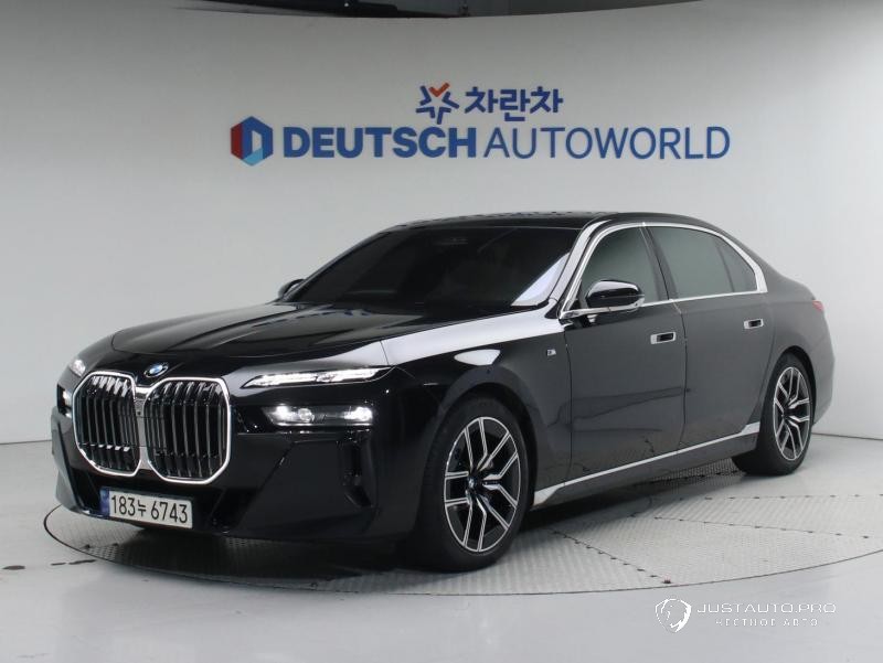 Автомобиль BMW 7-Series
