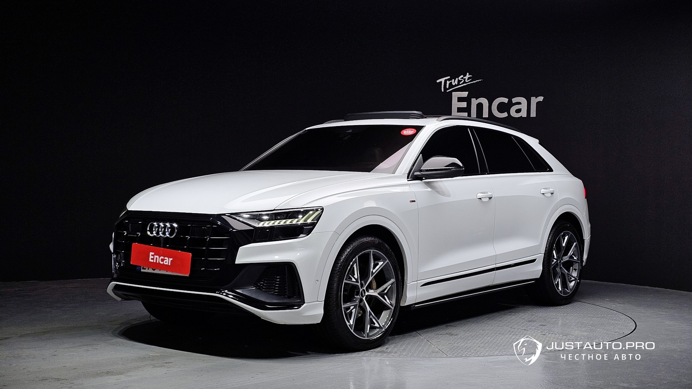 Автомобиль Audi Q8