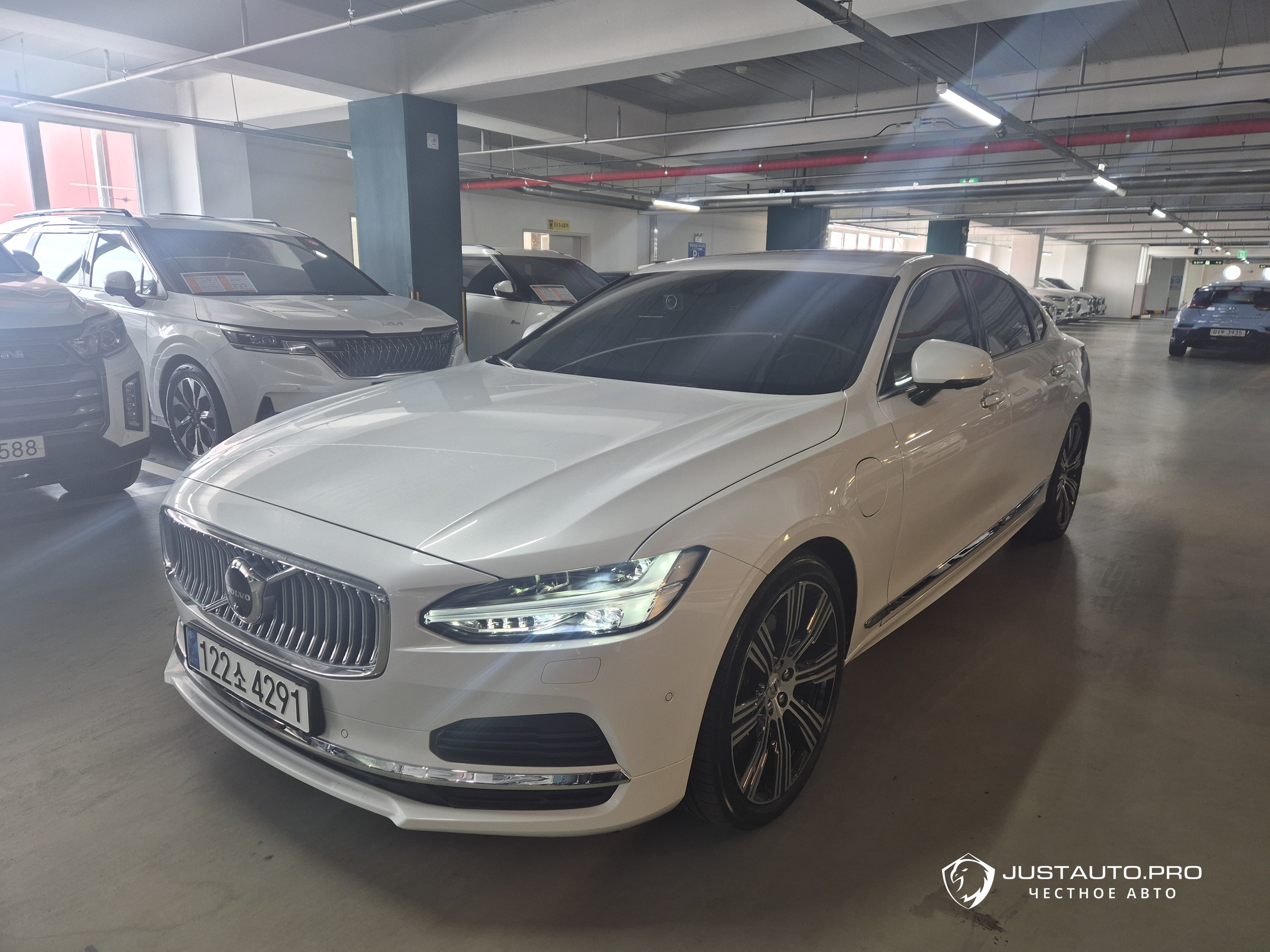 Автомобиль Volvo S90