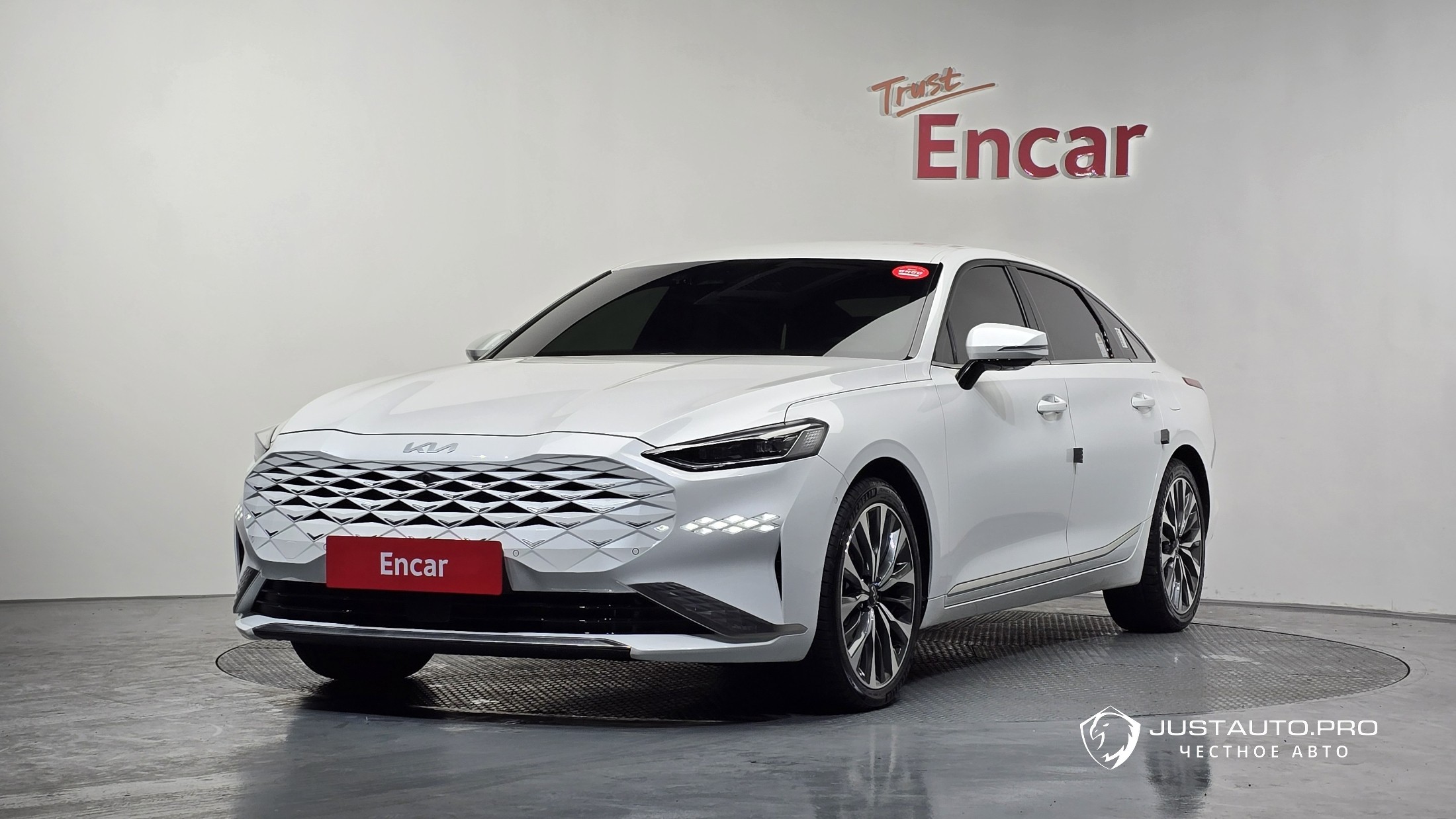 Автомобиль Kia K8