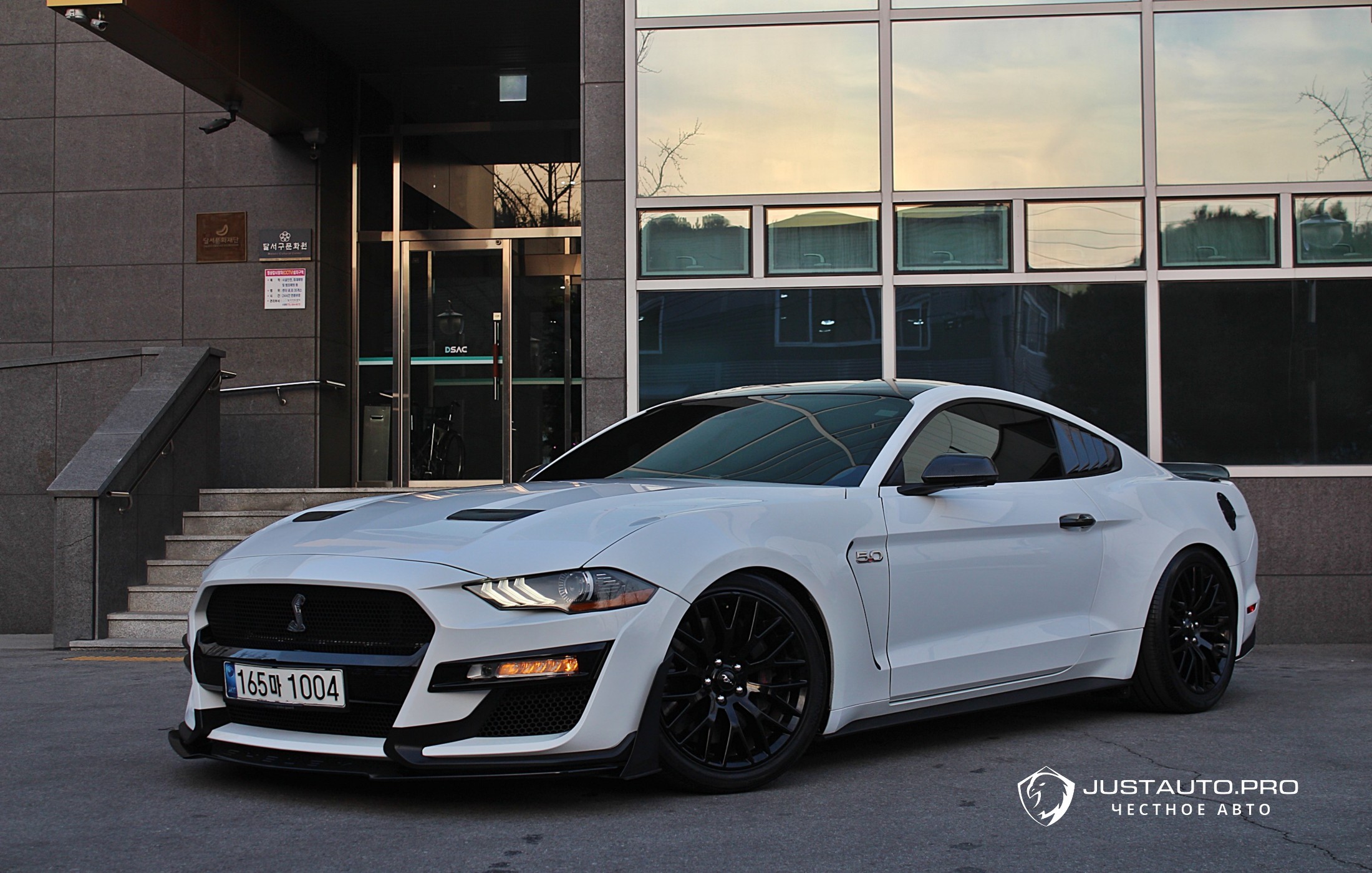 Автомобиль Ford Mustang