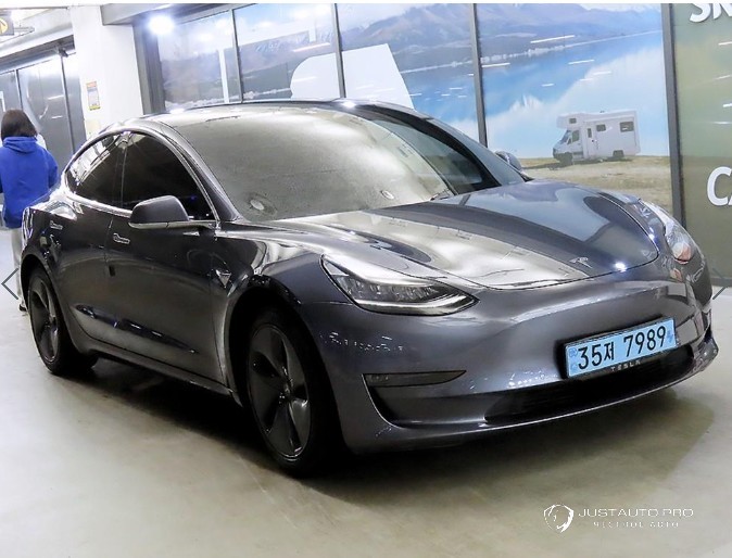 Автомобиль Tesla Model 3