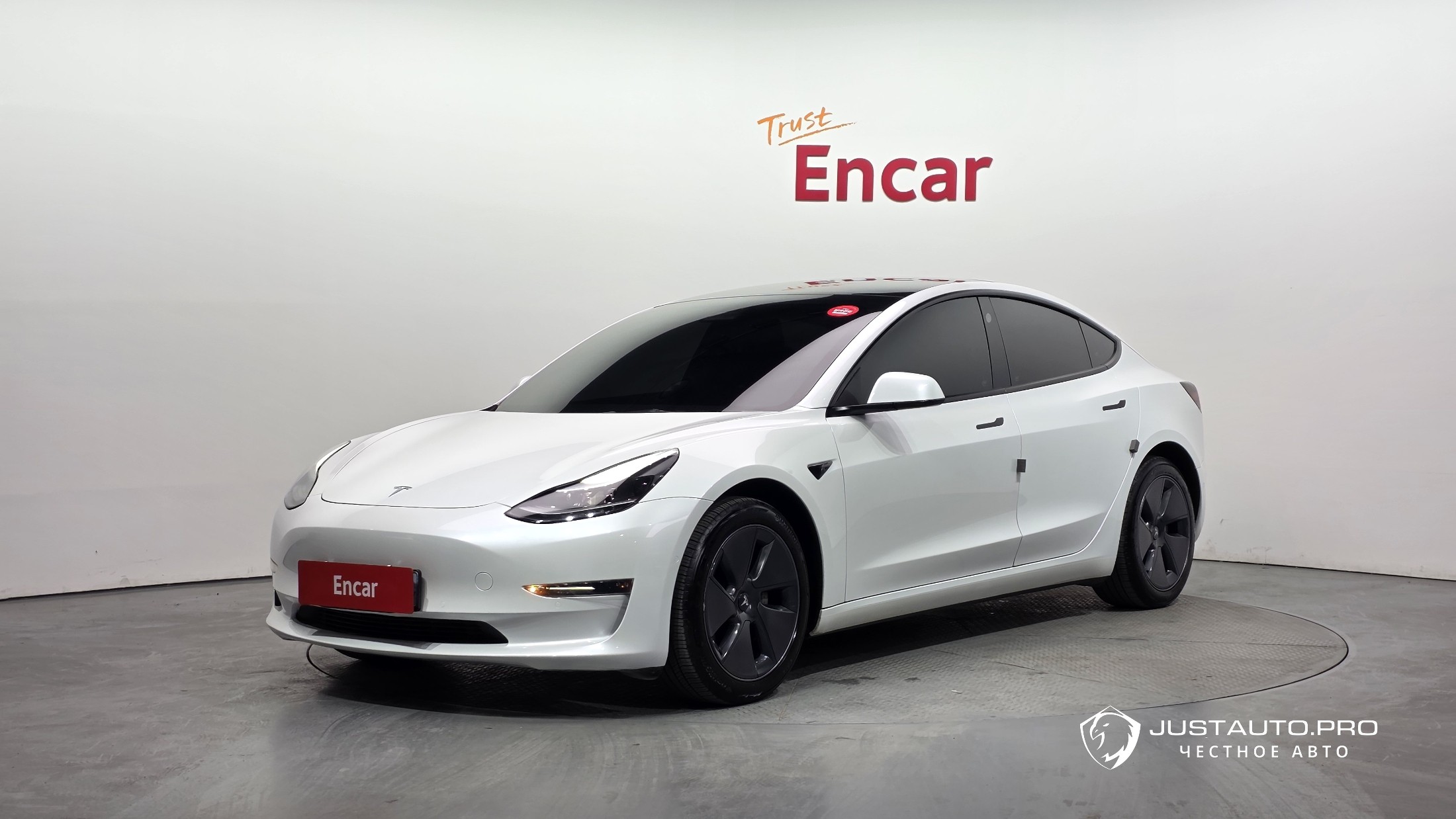 Автомобиль Tesla Model 3