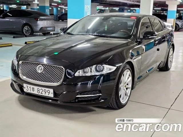 Автомобиль Jaguar XJ