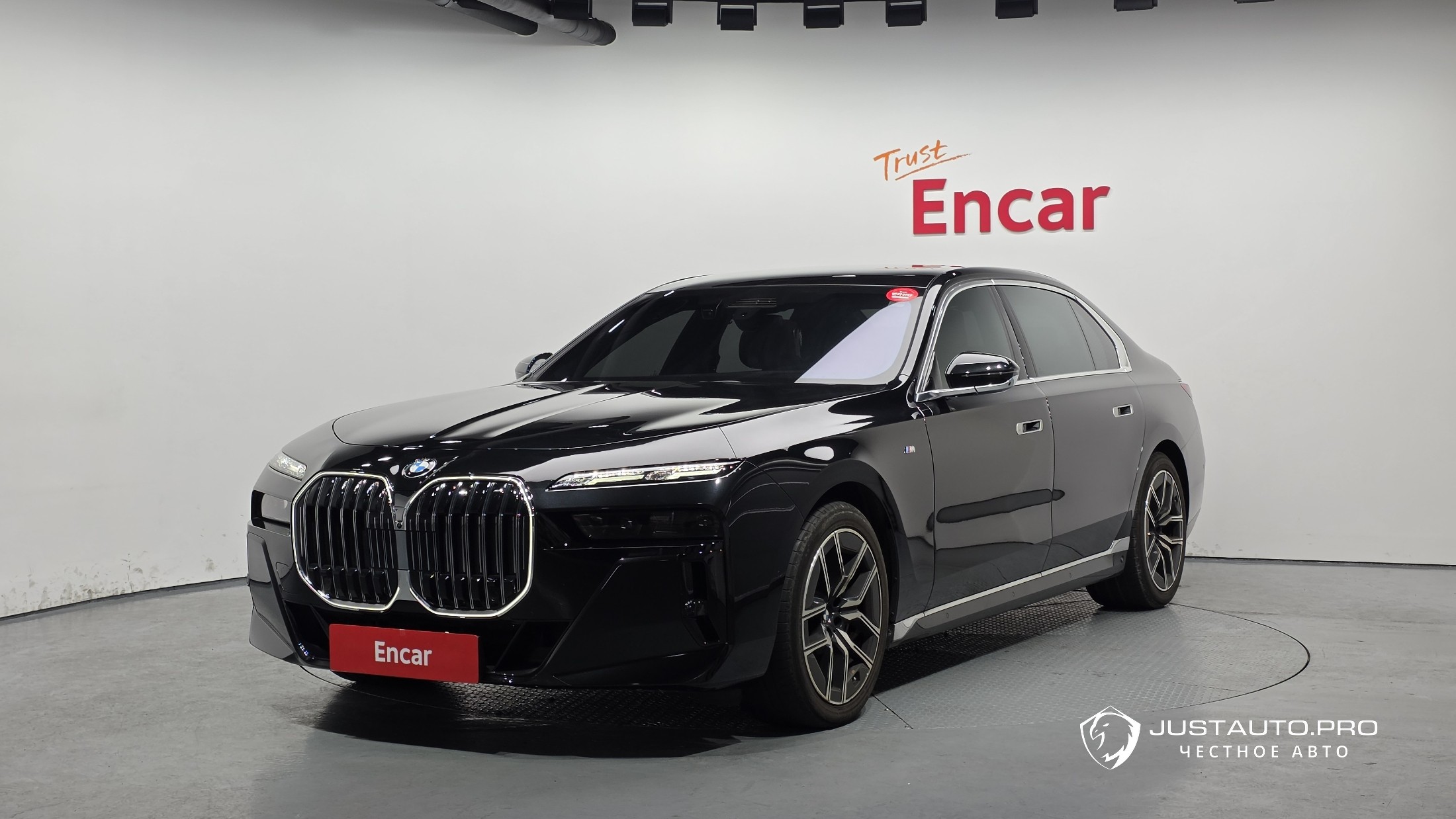 Автомобиль BMW 7-Series
