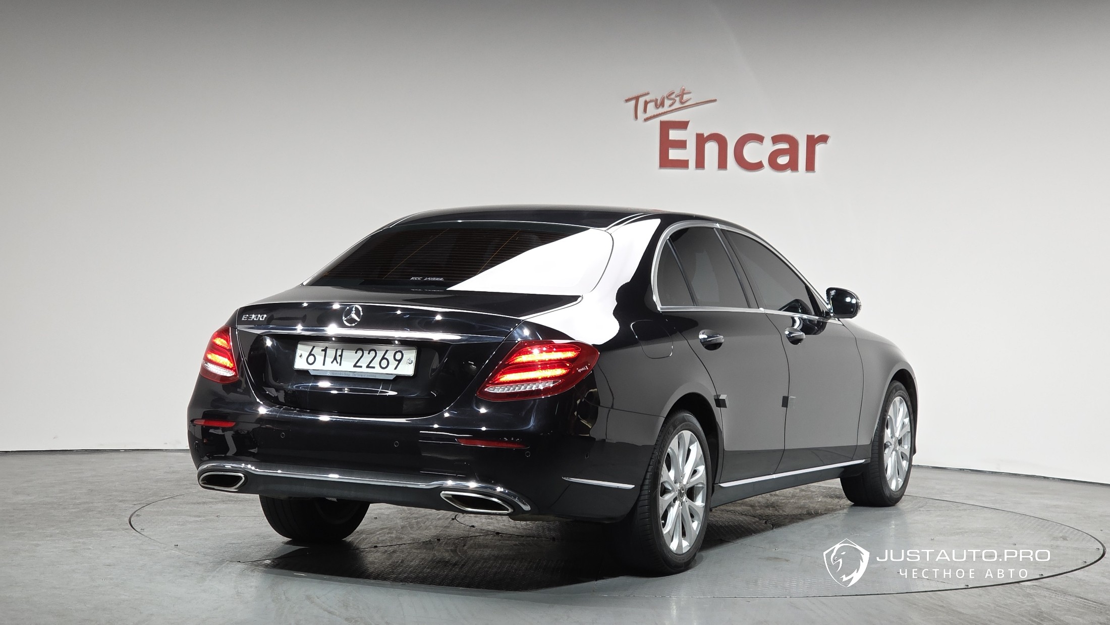 Автомобиль Mercedes-Benz E-Class