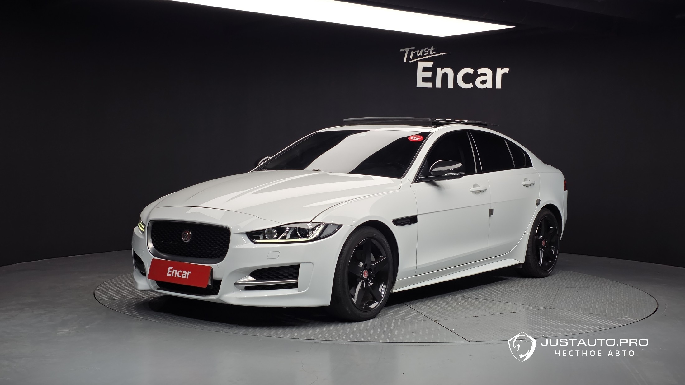 Автомобиль Jaguar XE