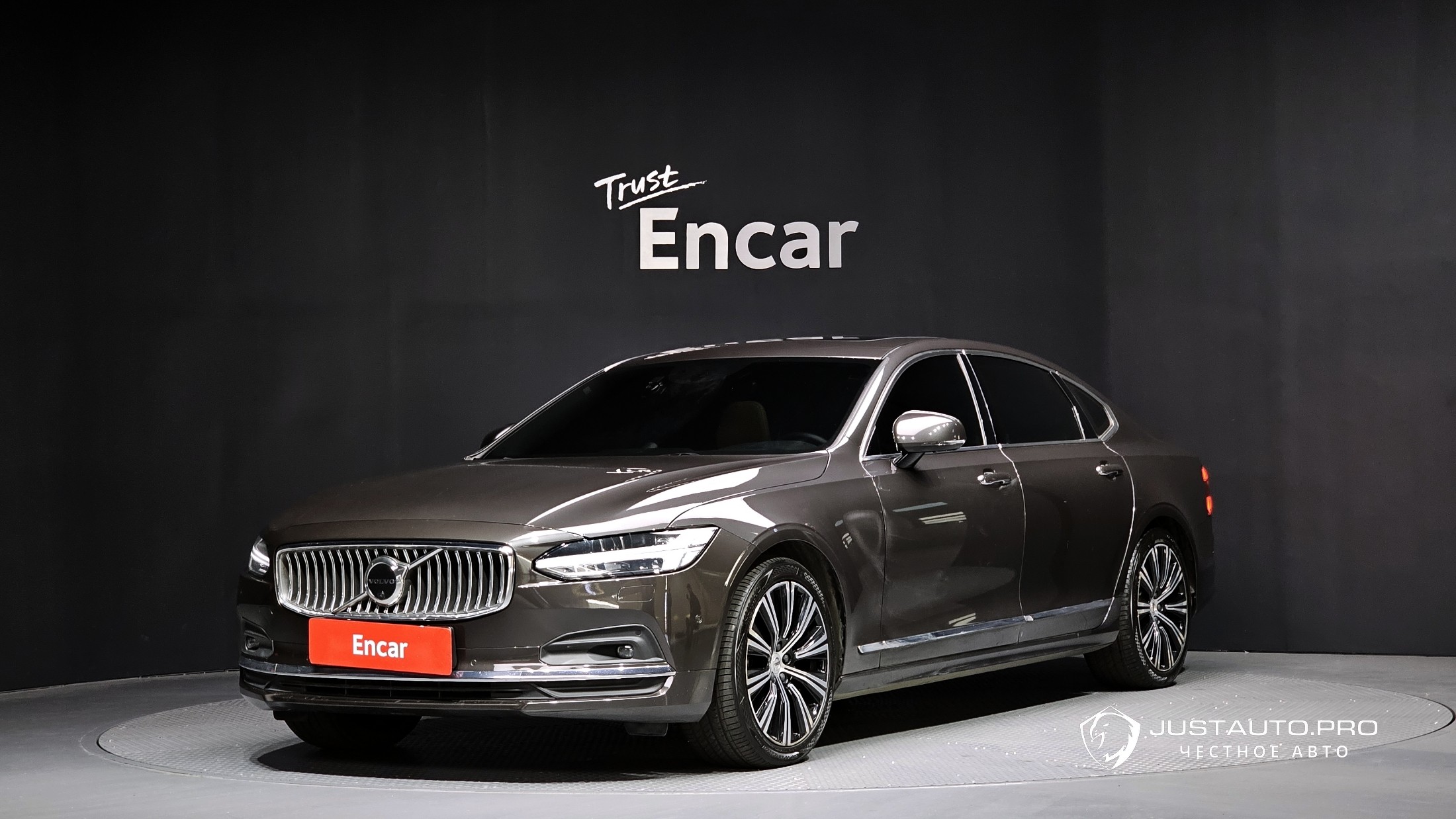 Автомобиль Volvo S90