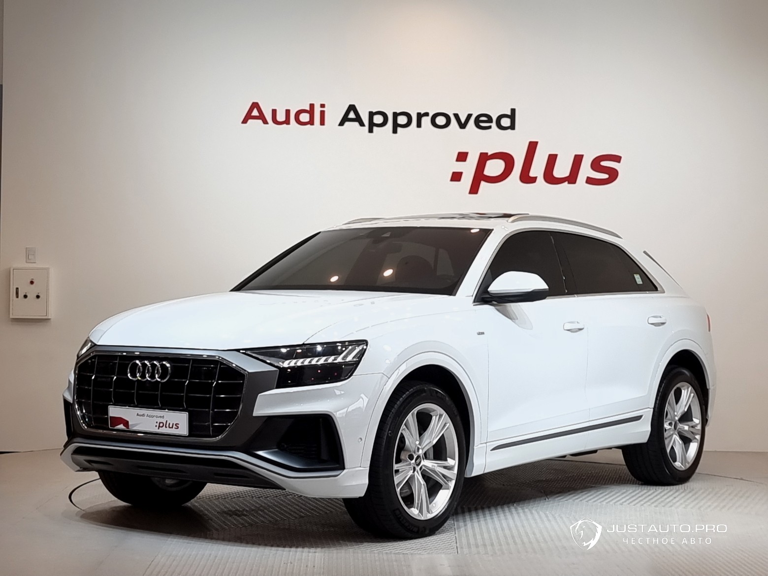 Автомобиль Audi Q8