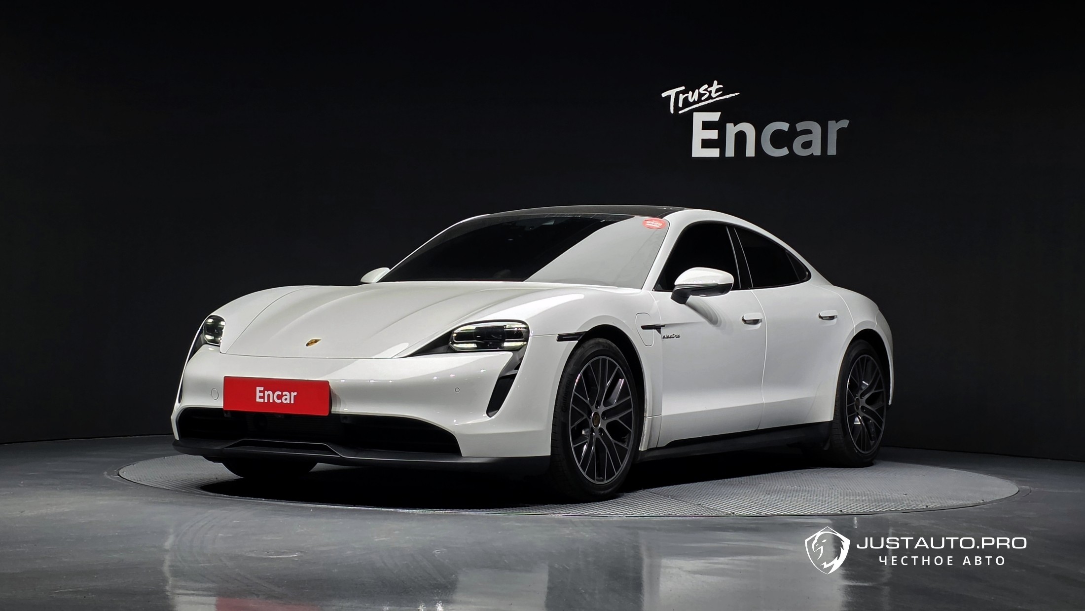 Автомобиль Porsche Taycan