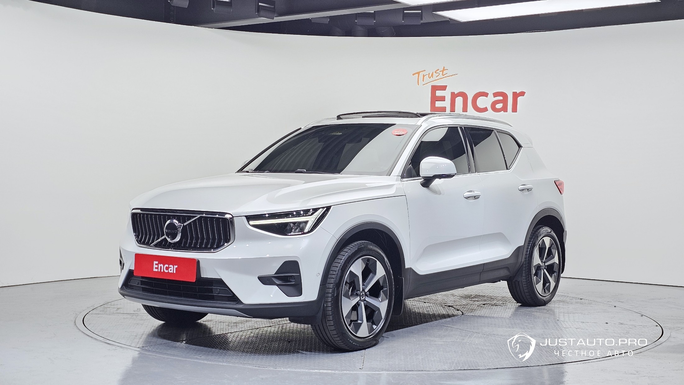 Автомобиль Volvo XC40