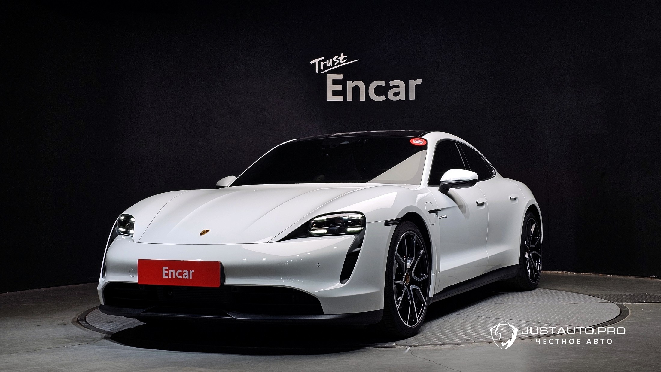 Автомобиль Porsche Taycan