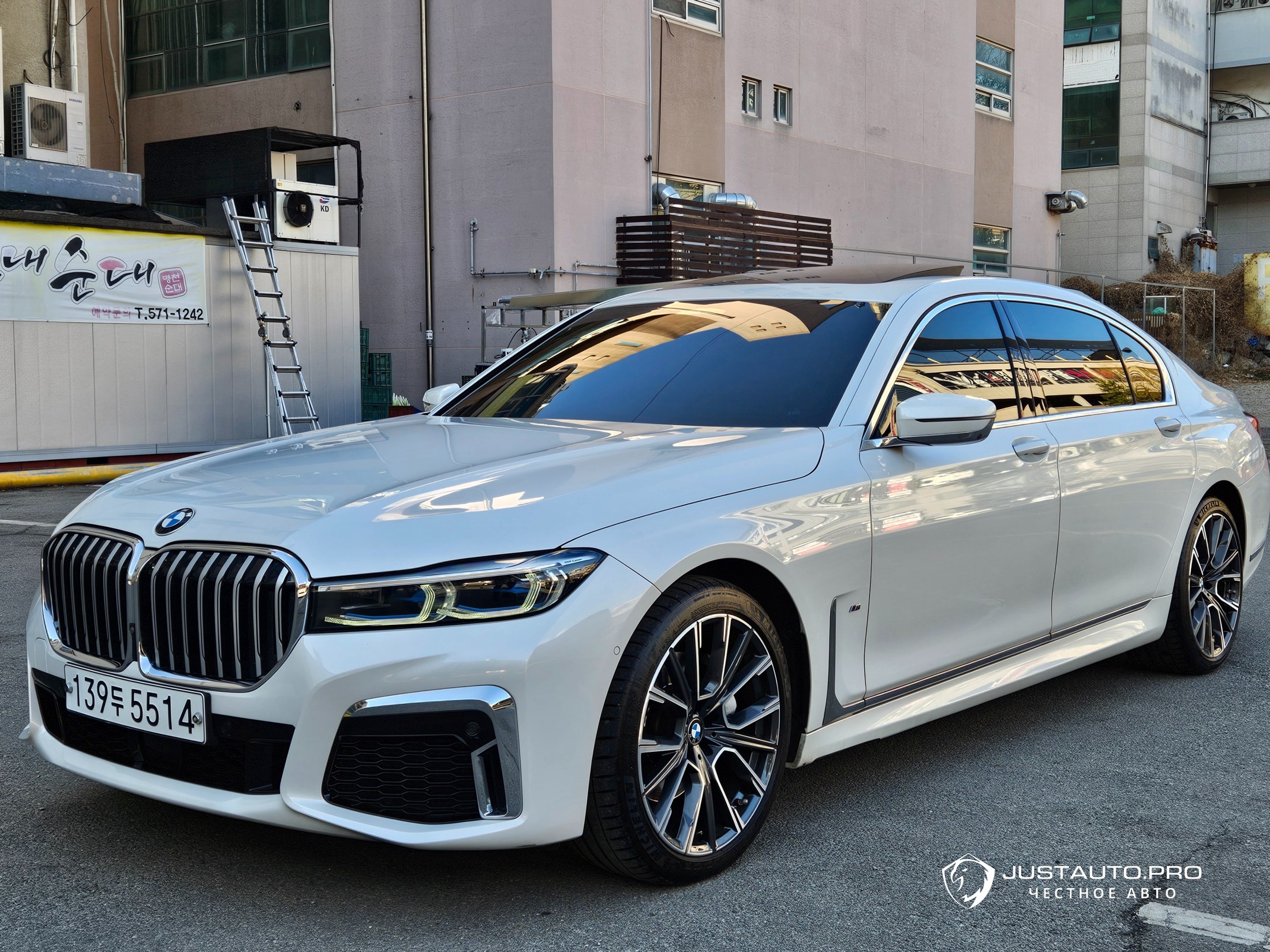 Автомобиль BMW 7-Series