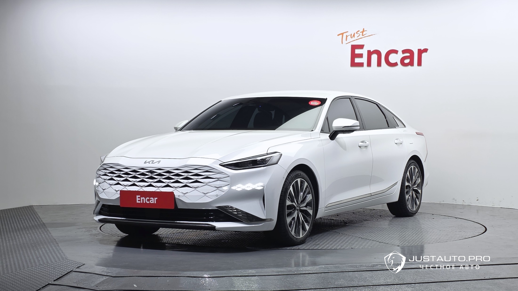 Автомобиль Kia K8