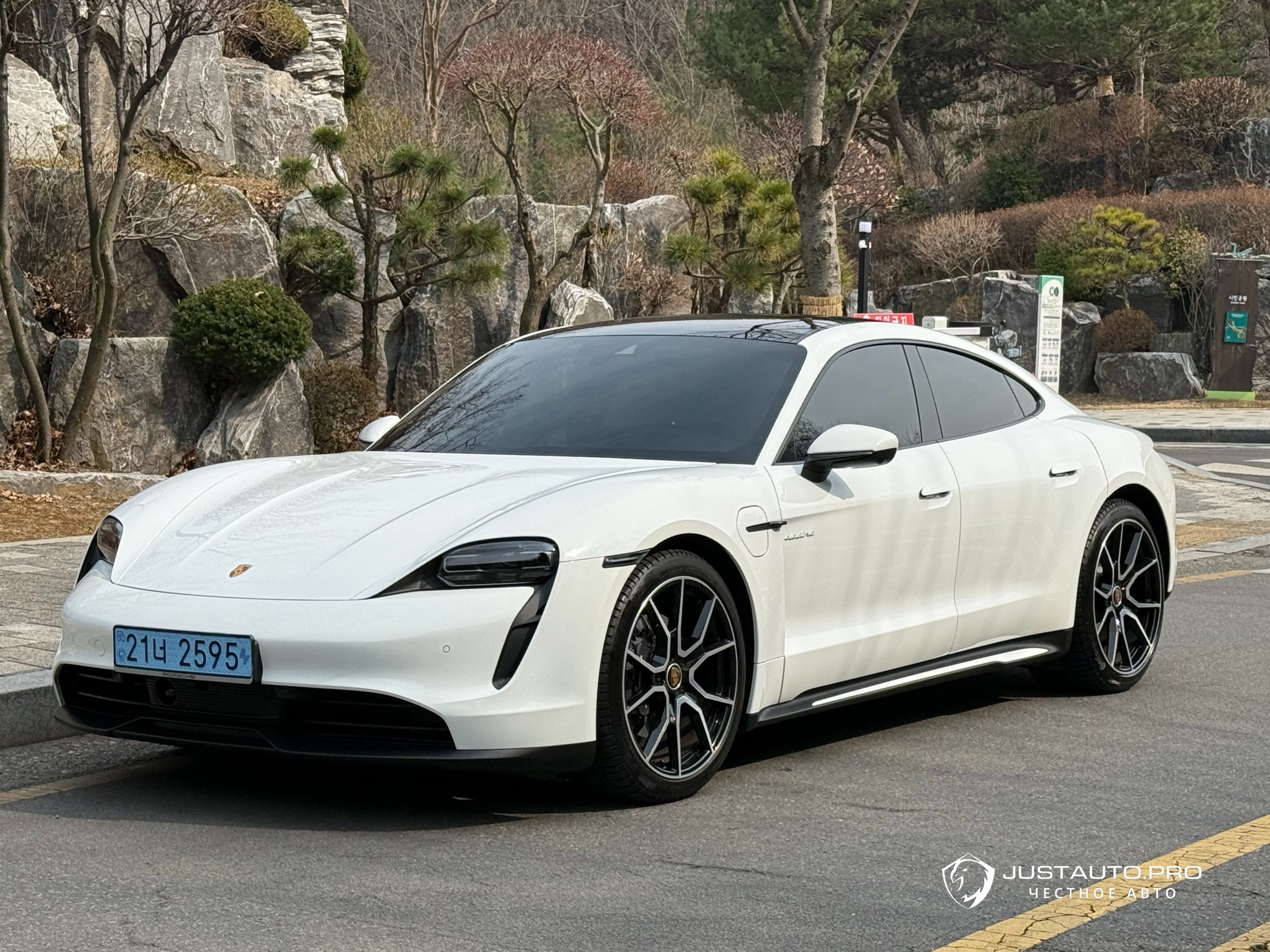 Автомобиль Porsche Taycan