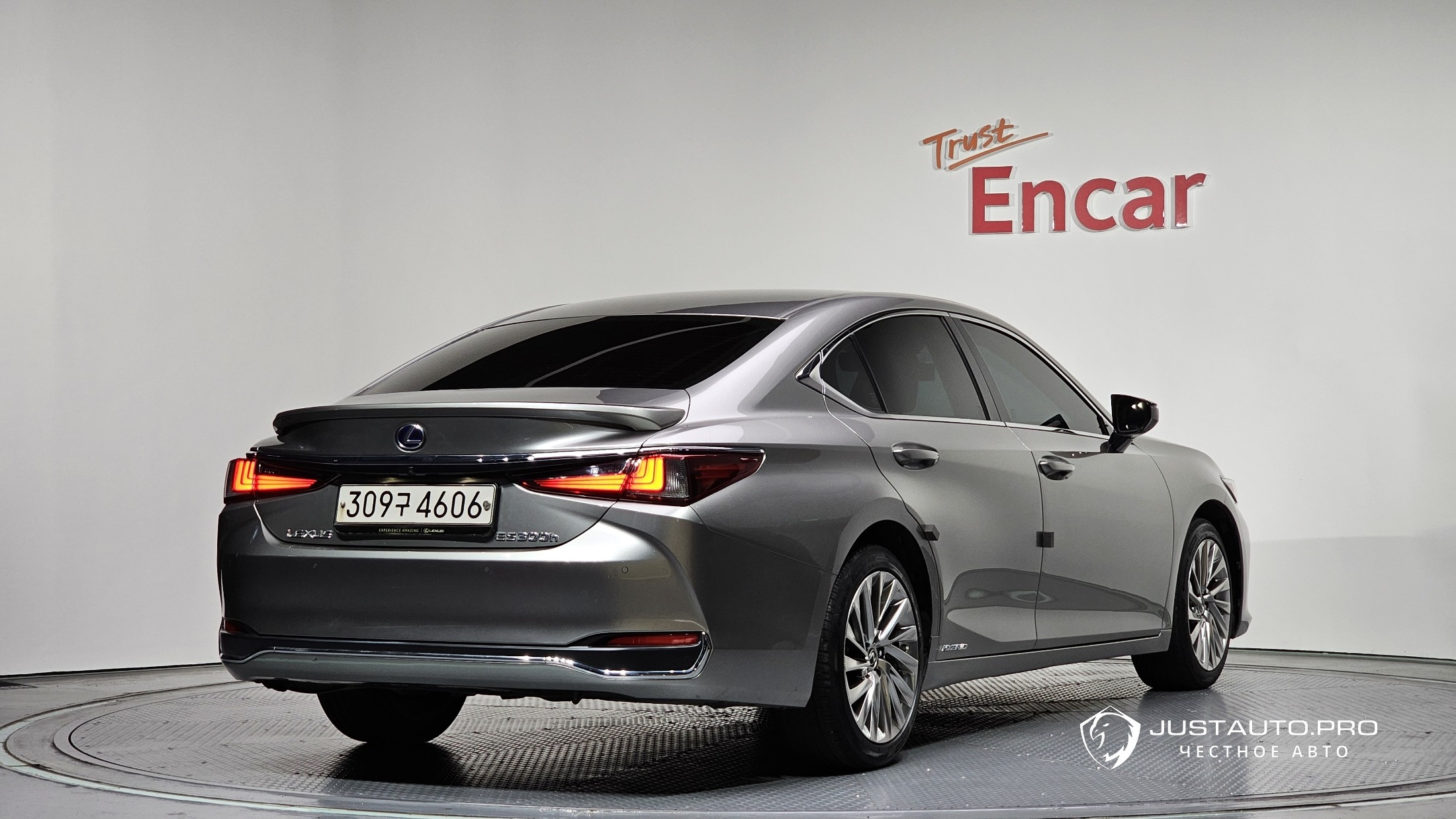Автомобиль Lexus ES