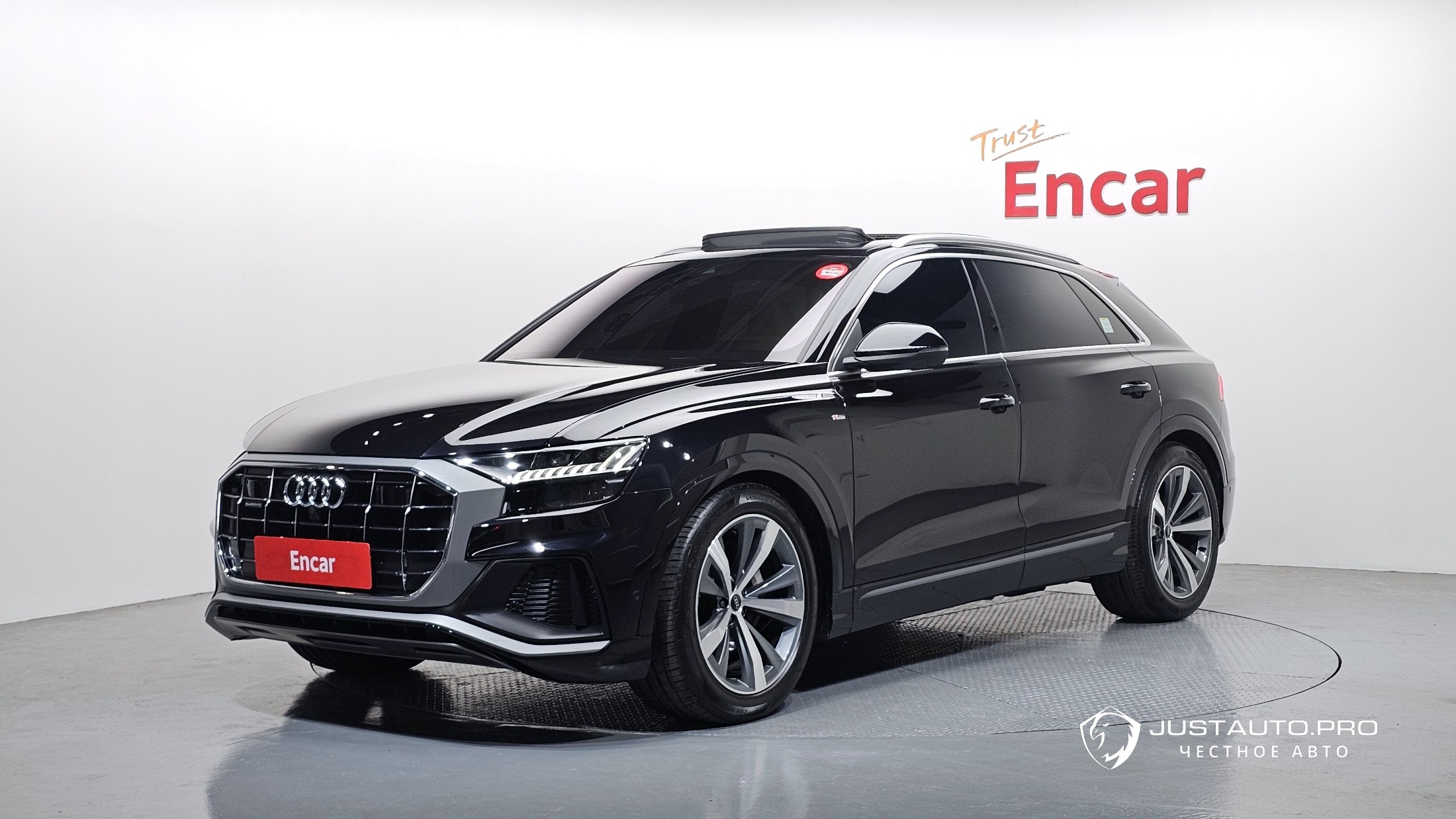 Автомобиль Audi Q8