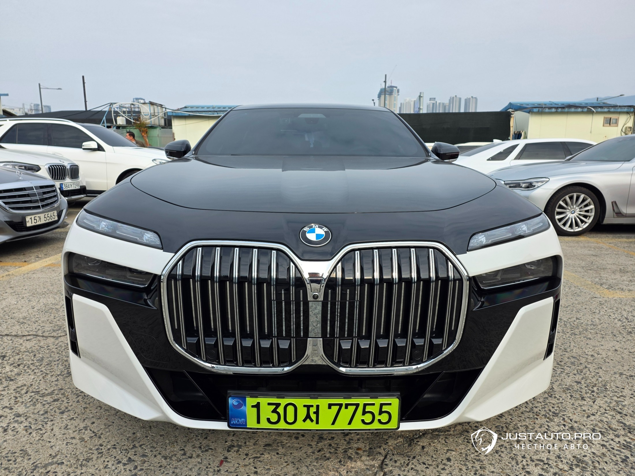 Автомобиль BMW 7-Series