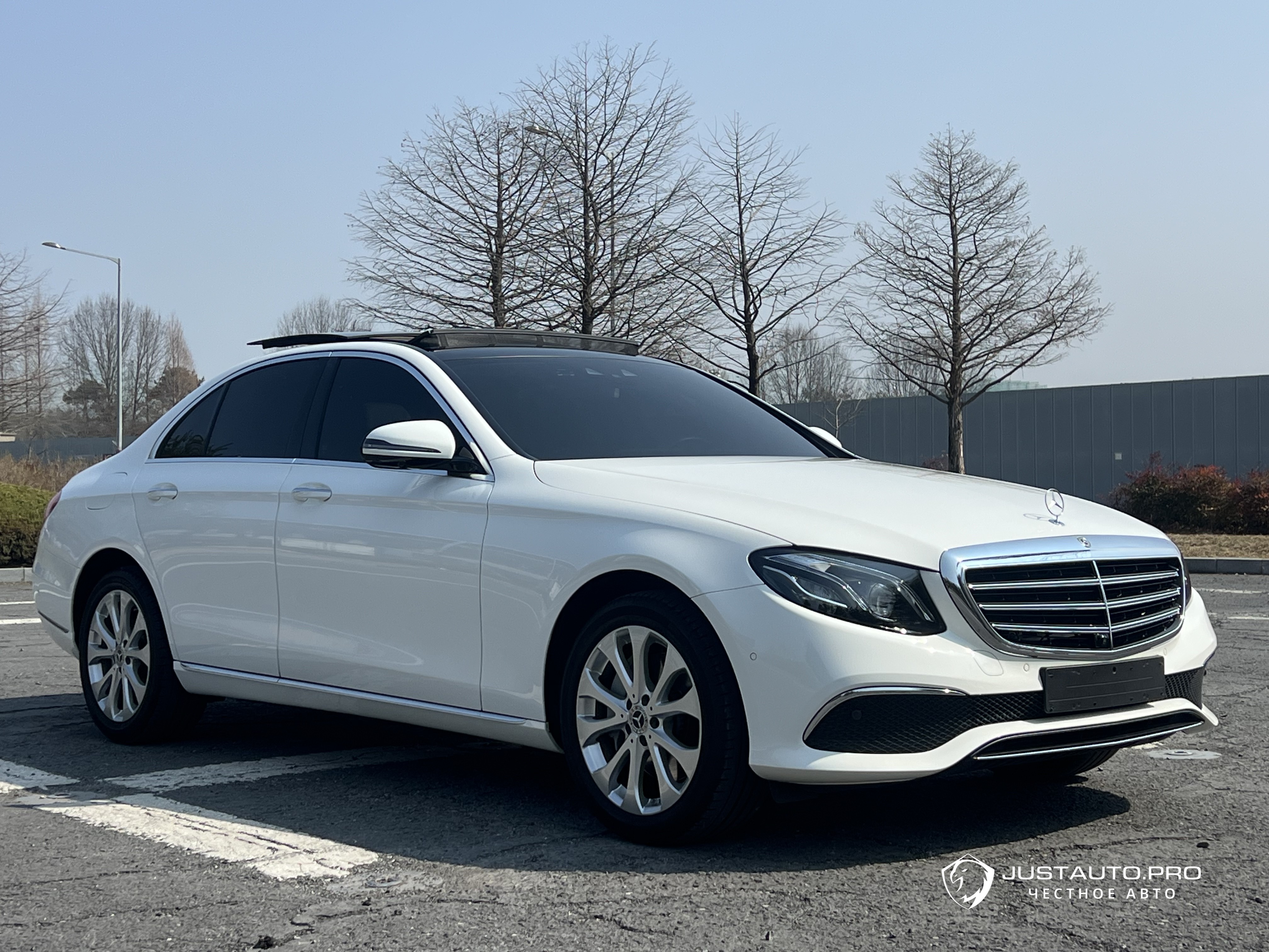 Автомобиль Mercedes-Benz E-Class