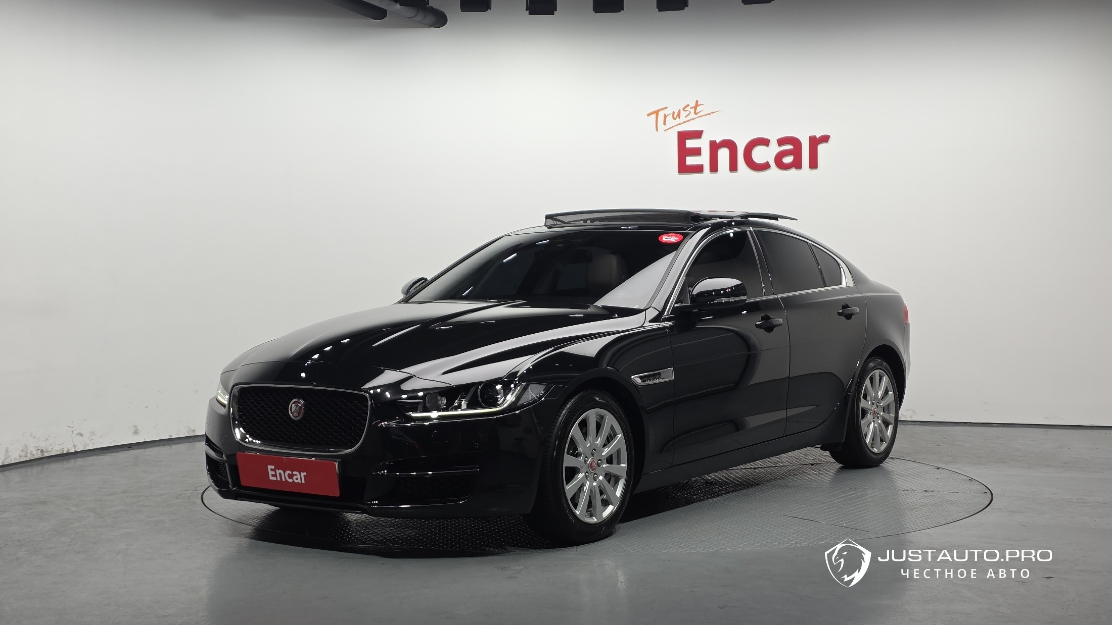 Автомобиль Jaguar XE