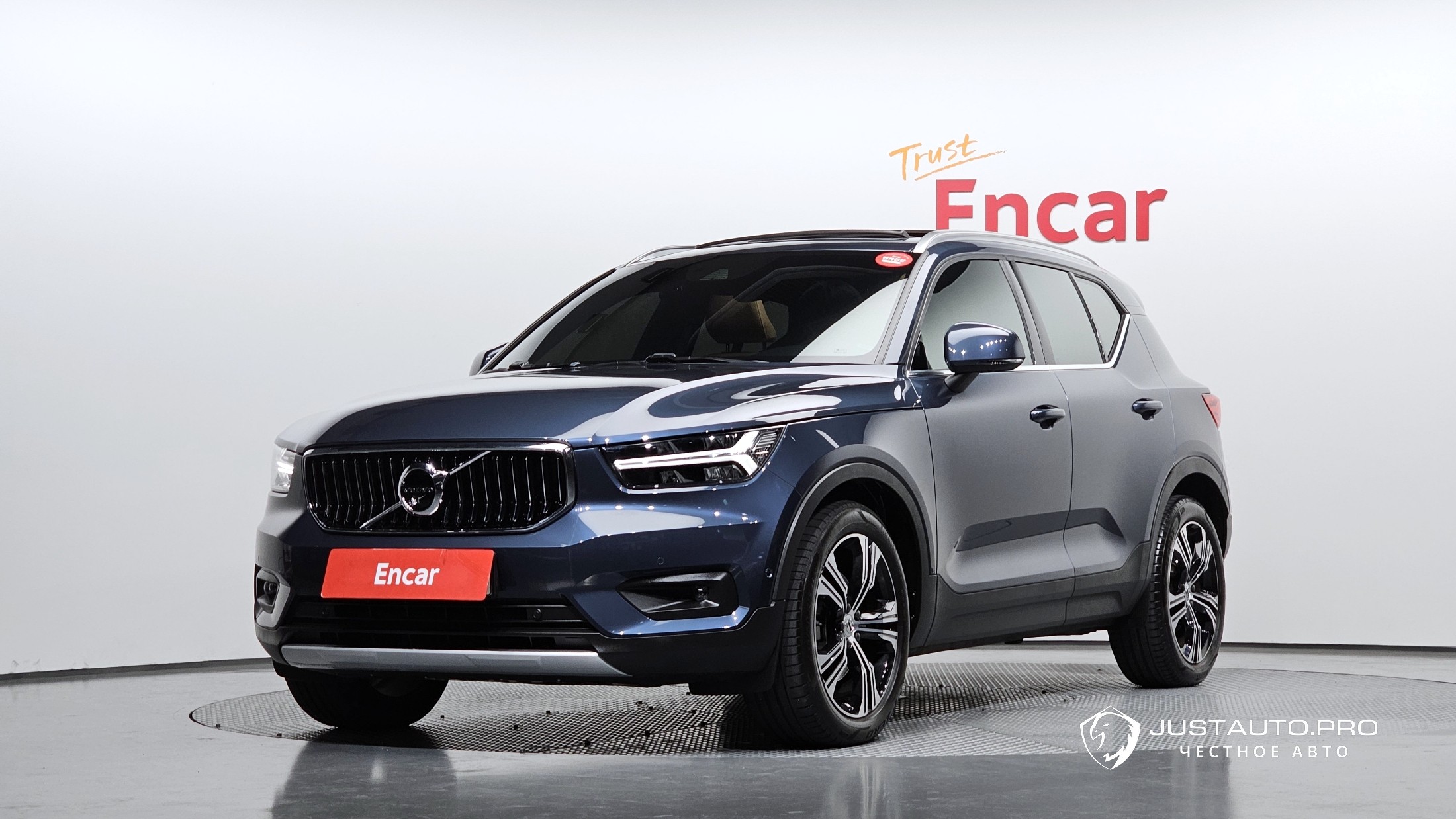 Автомобиль Volvo XC40
