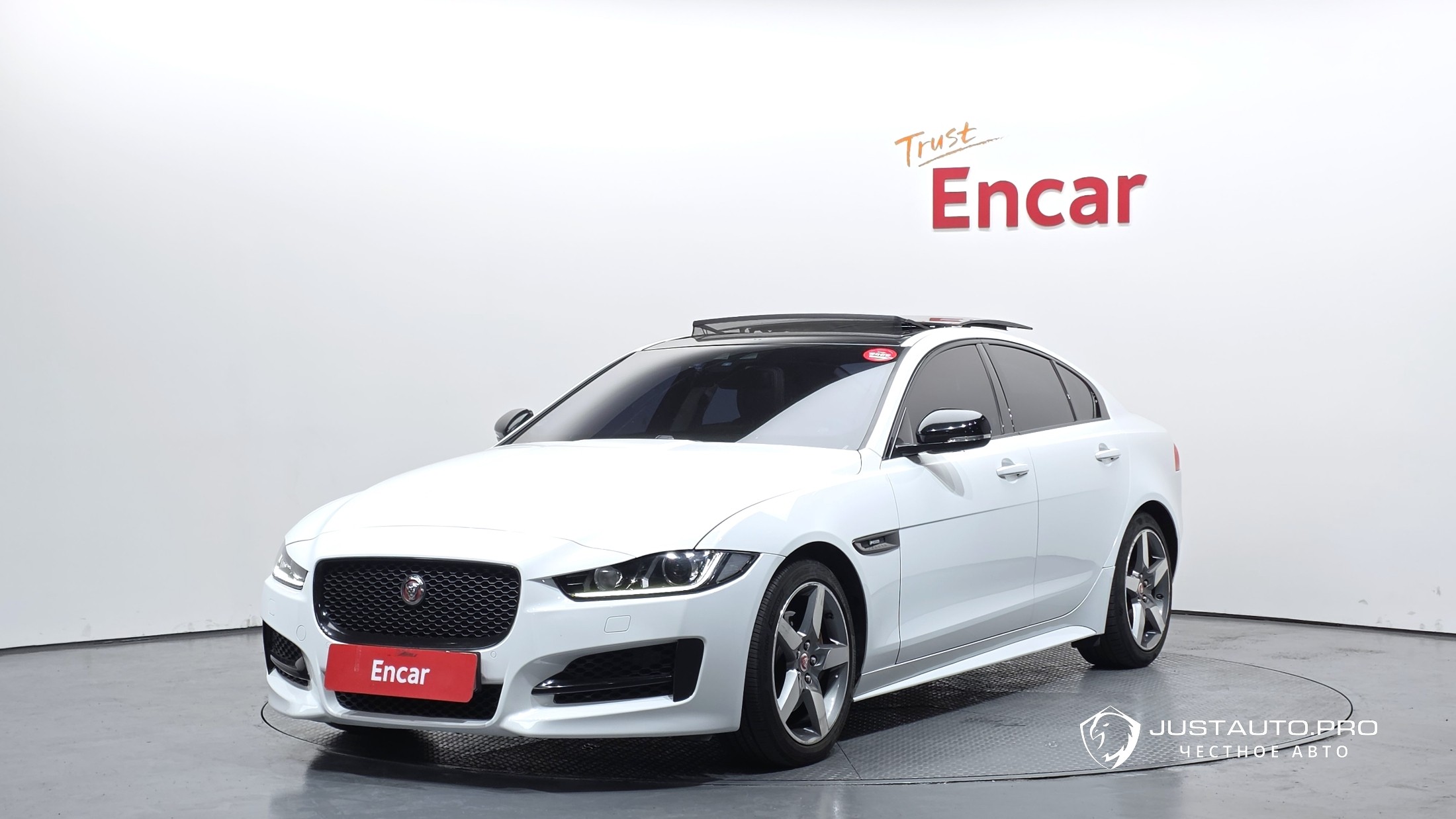 Автомобиль Jaguar XE