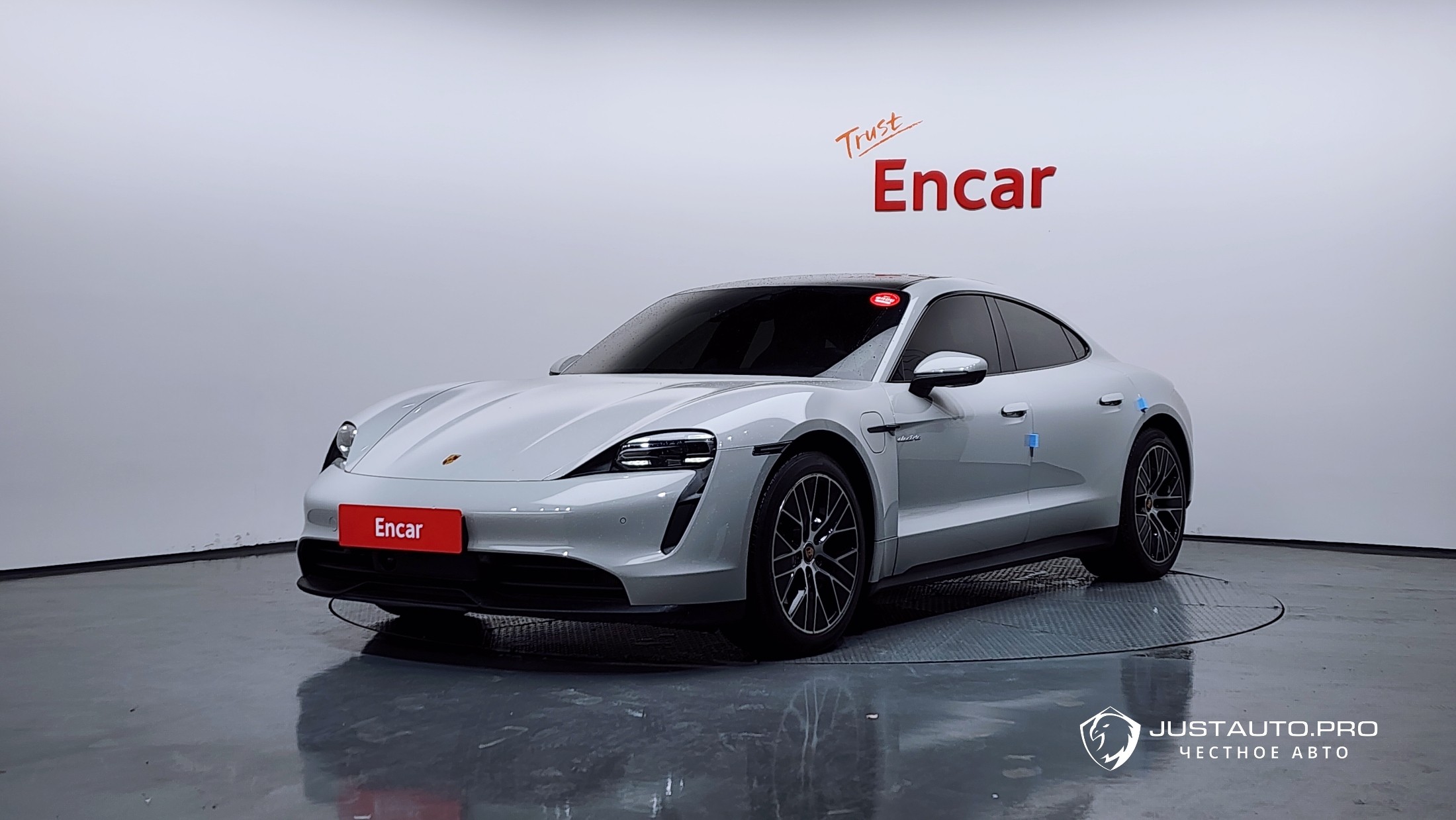 Автомобиль Porsche Taycan