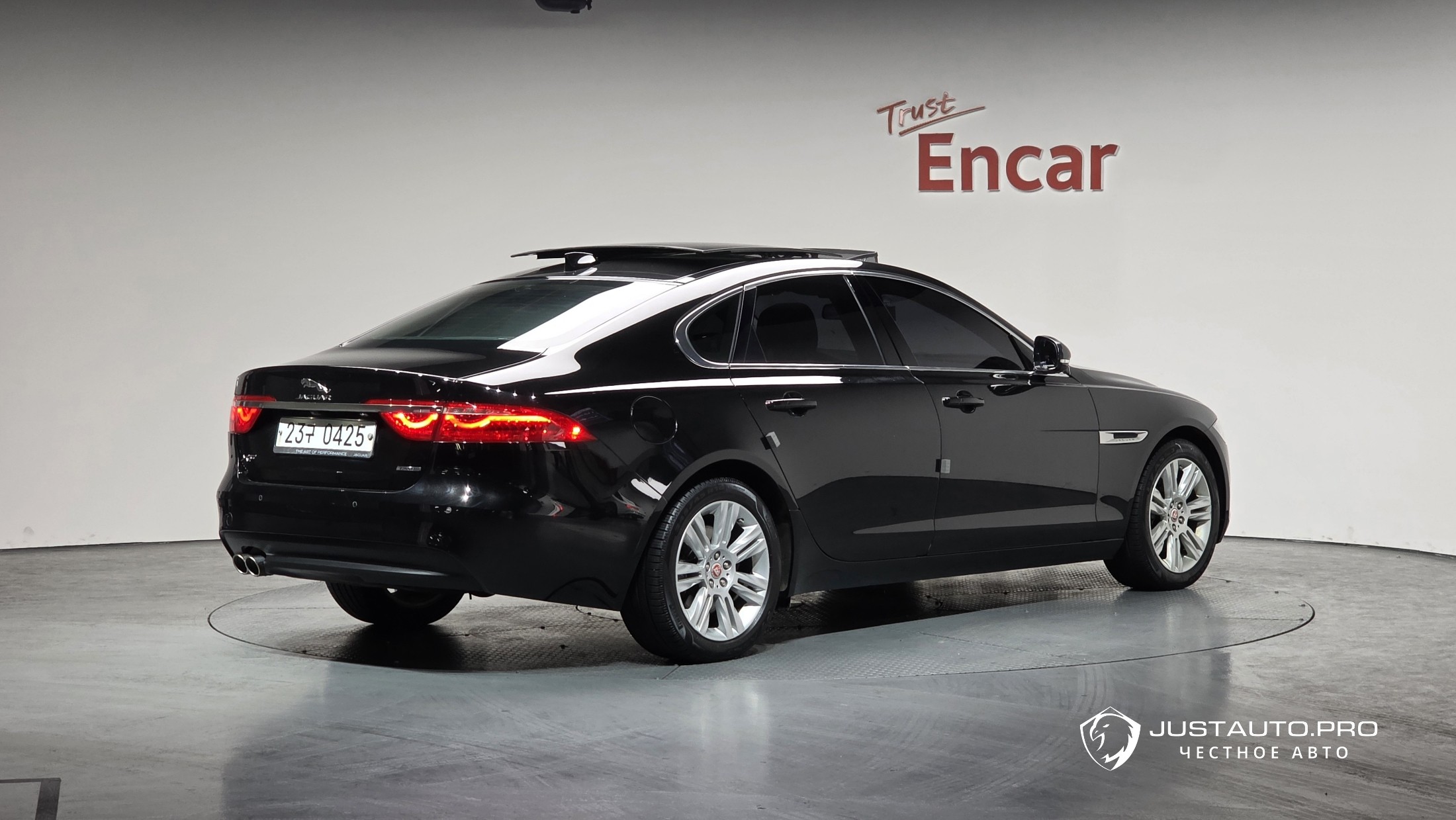 Автомобиль Jaguar XF