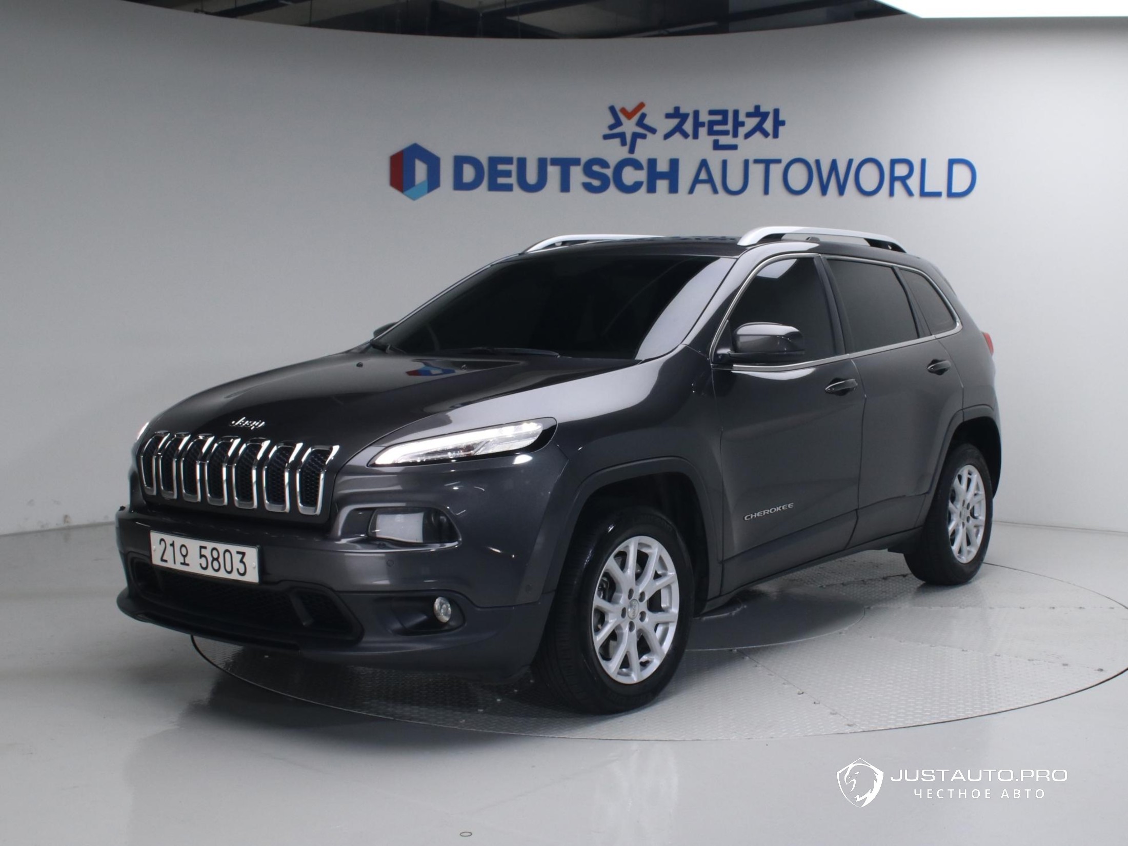 Автомобиль Jeep Cherokee