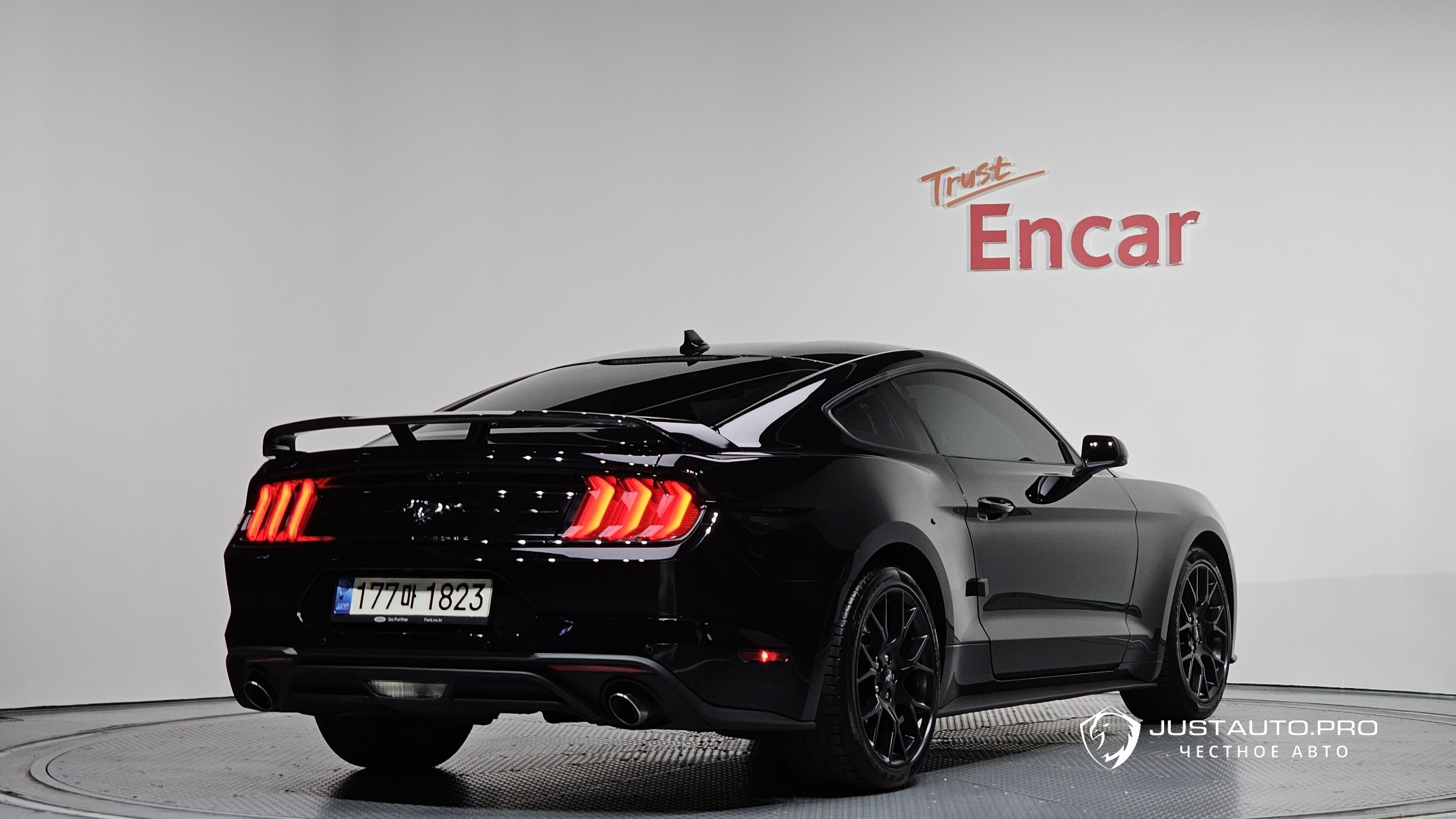 Автомобиль Ford Mustang