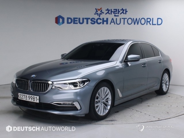 Автомобиль BMW 5-Series