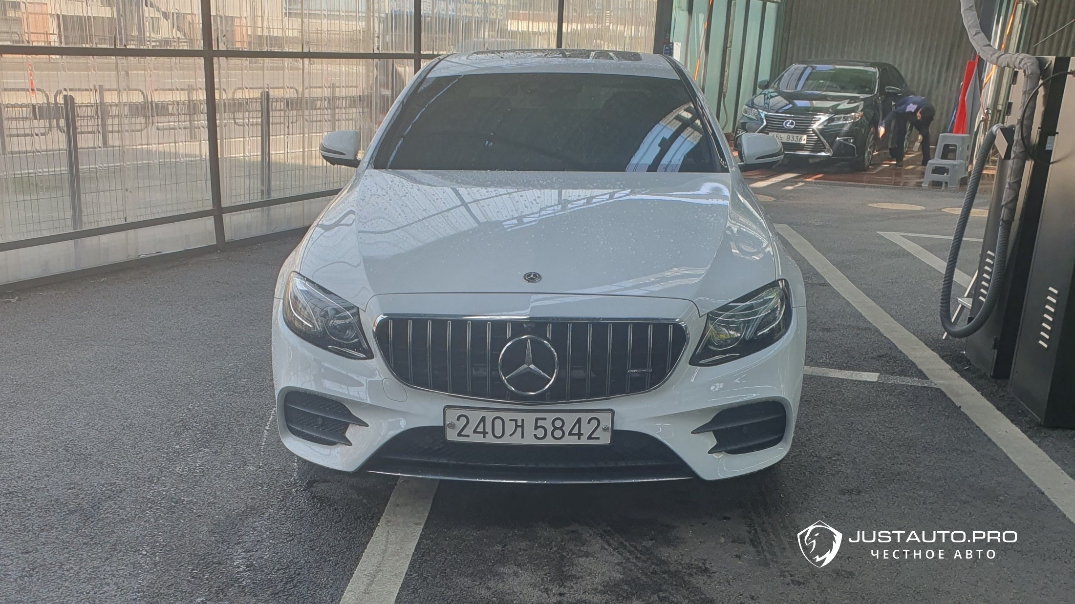 Автомобиль Mercedes-Benz E-Class
