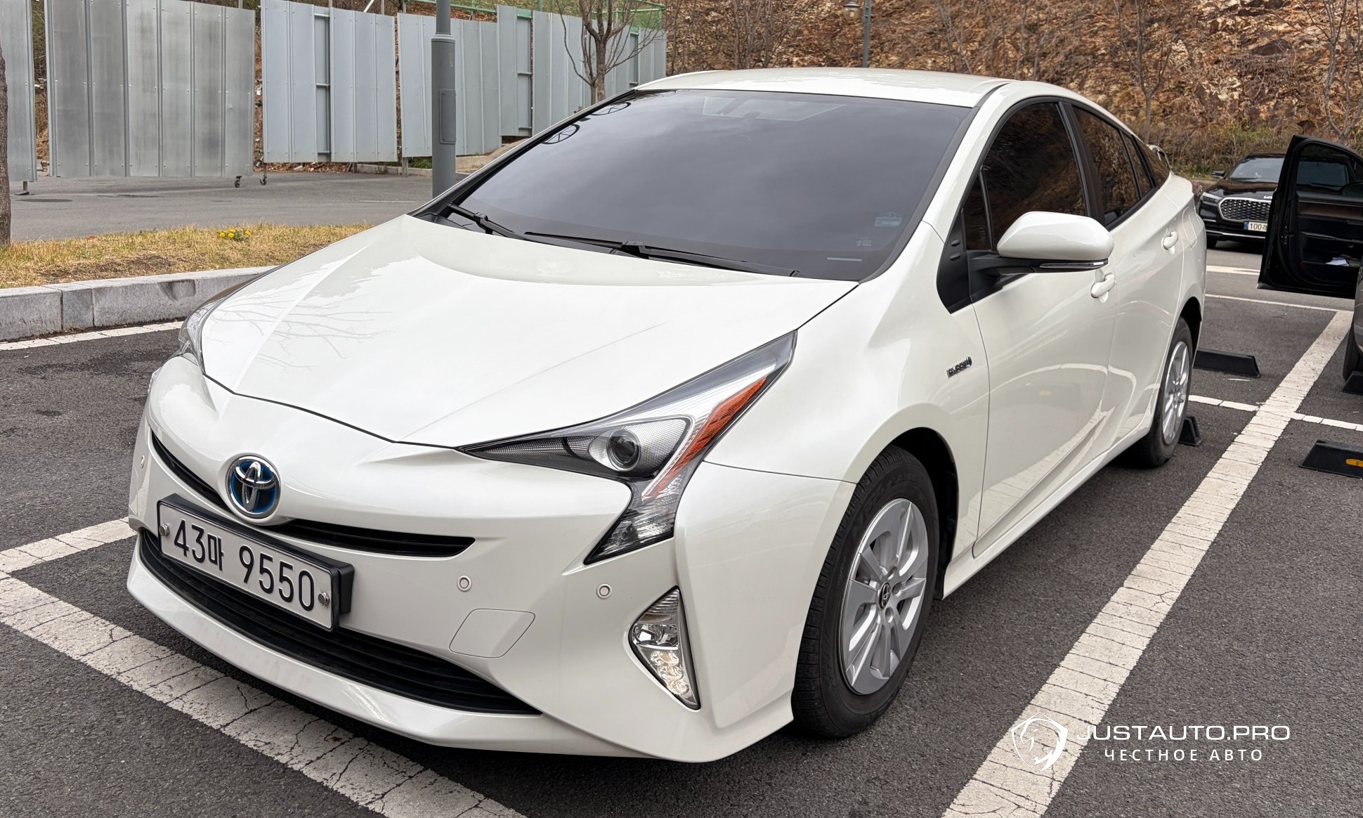Автомобиль Toyota Prius
