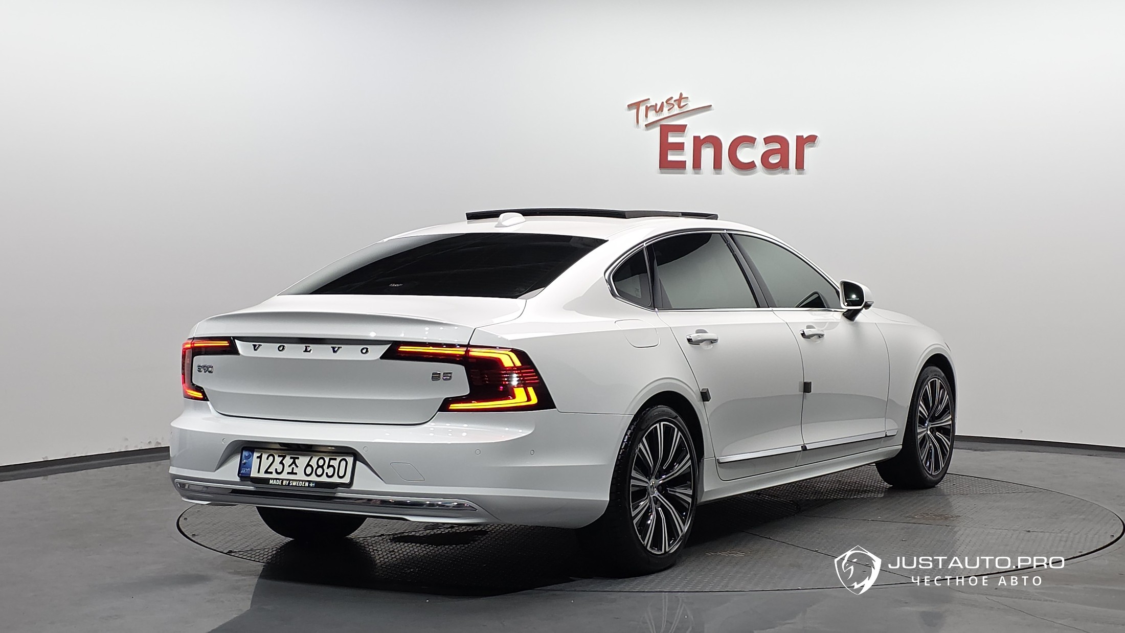 Автомобиль Volvo S90