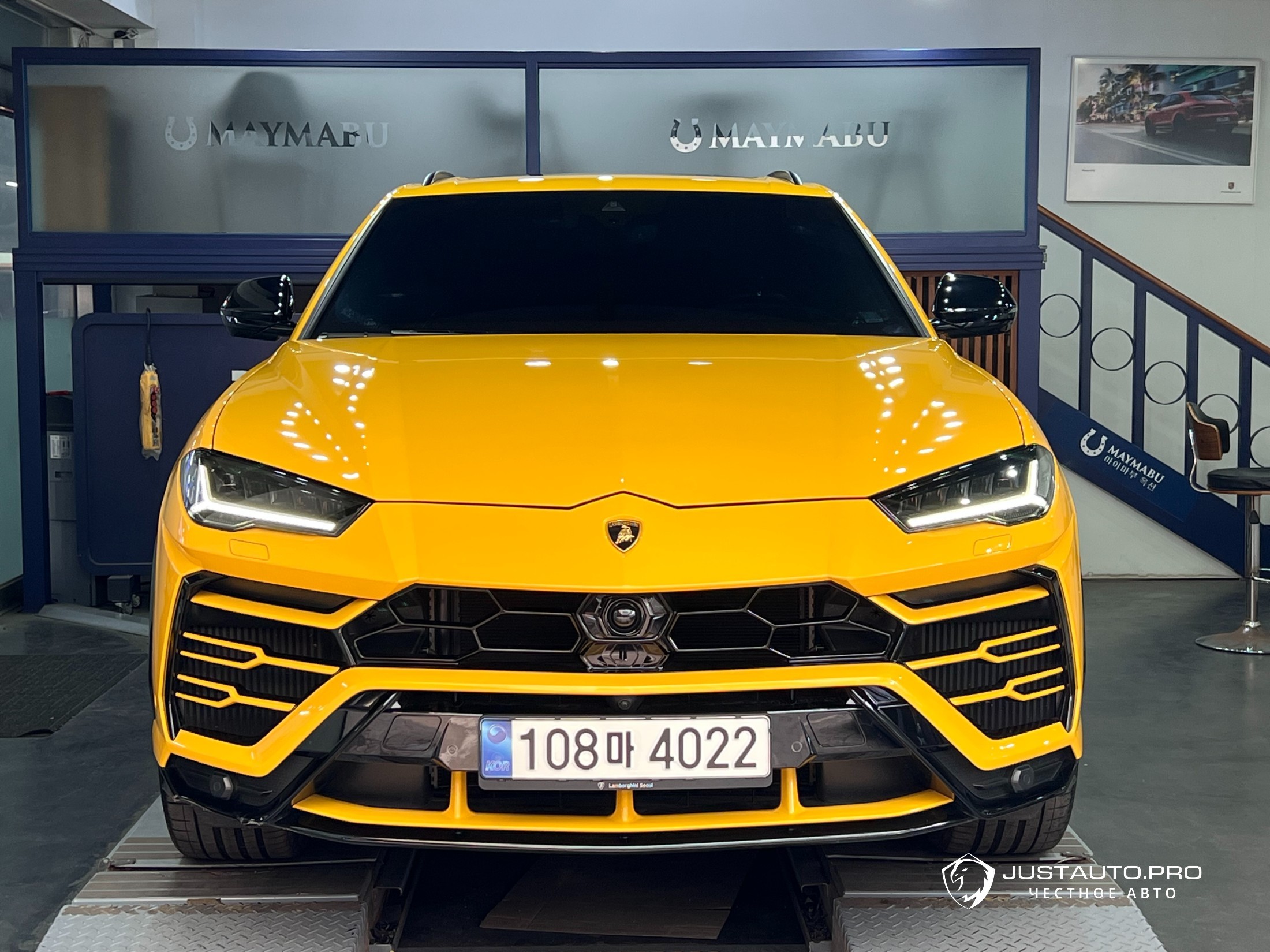 Автомобиль Lamborghini Urus