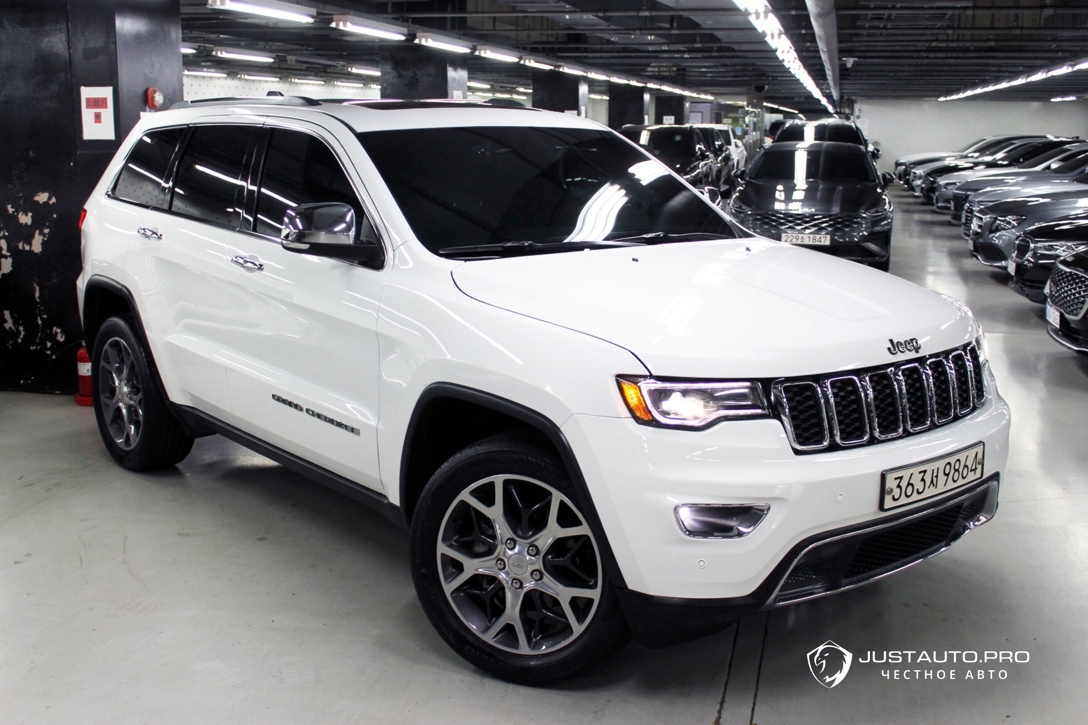 Автомобиль Jeep Cherokee