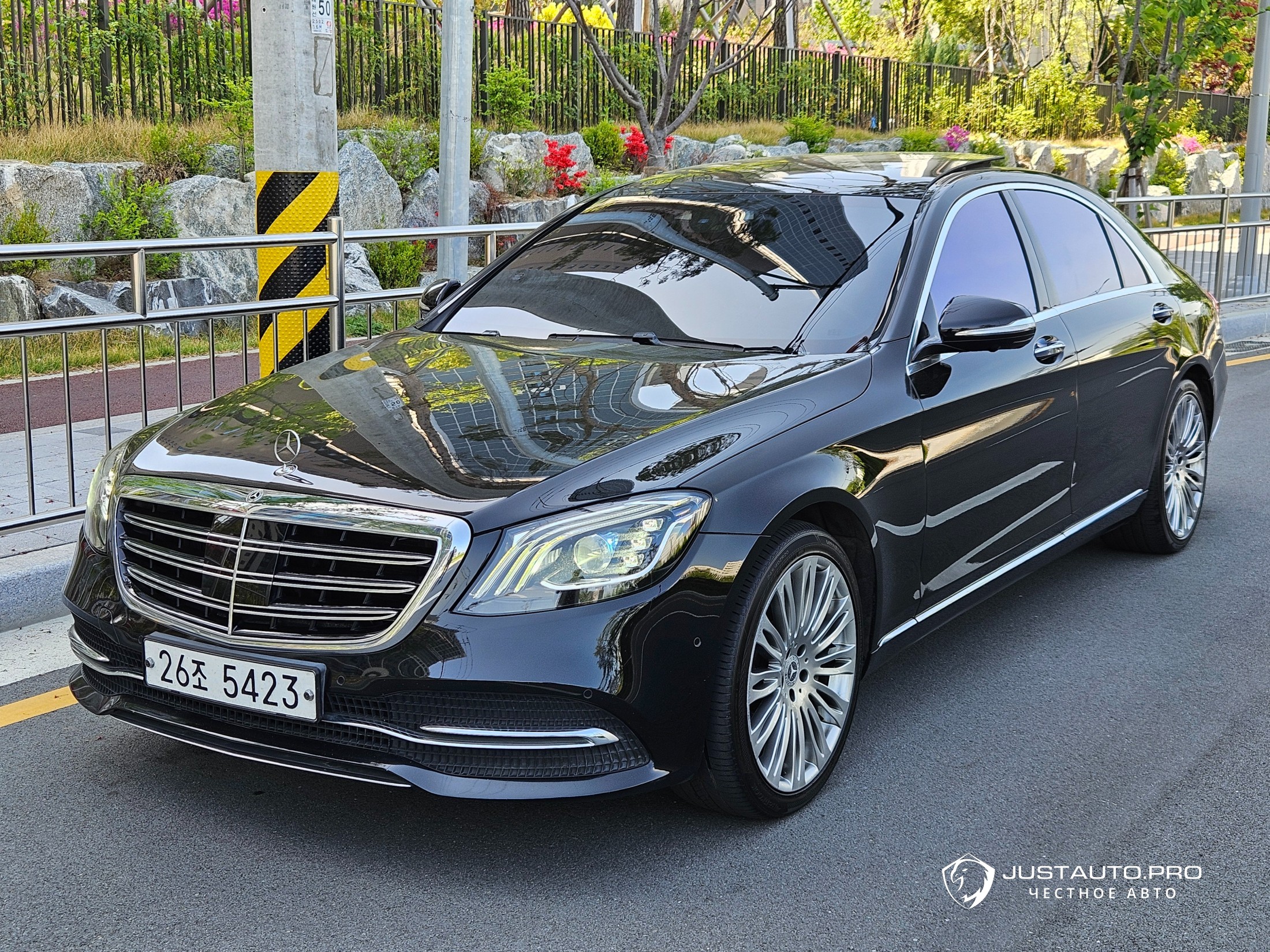 Автомобиль Mercedes-Benz S-Class